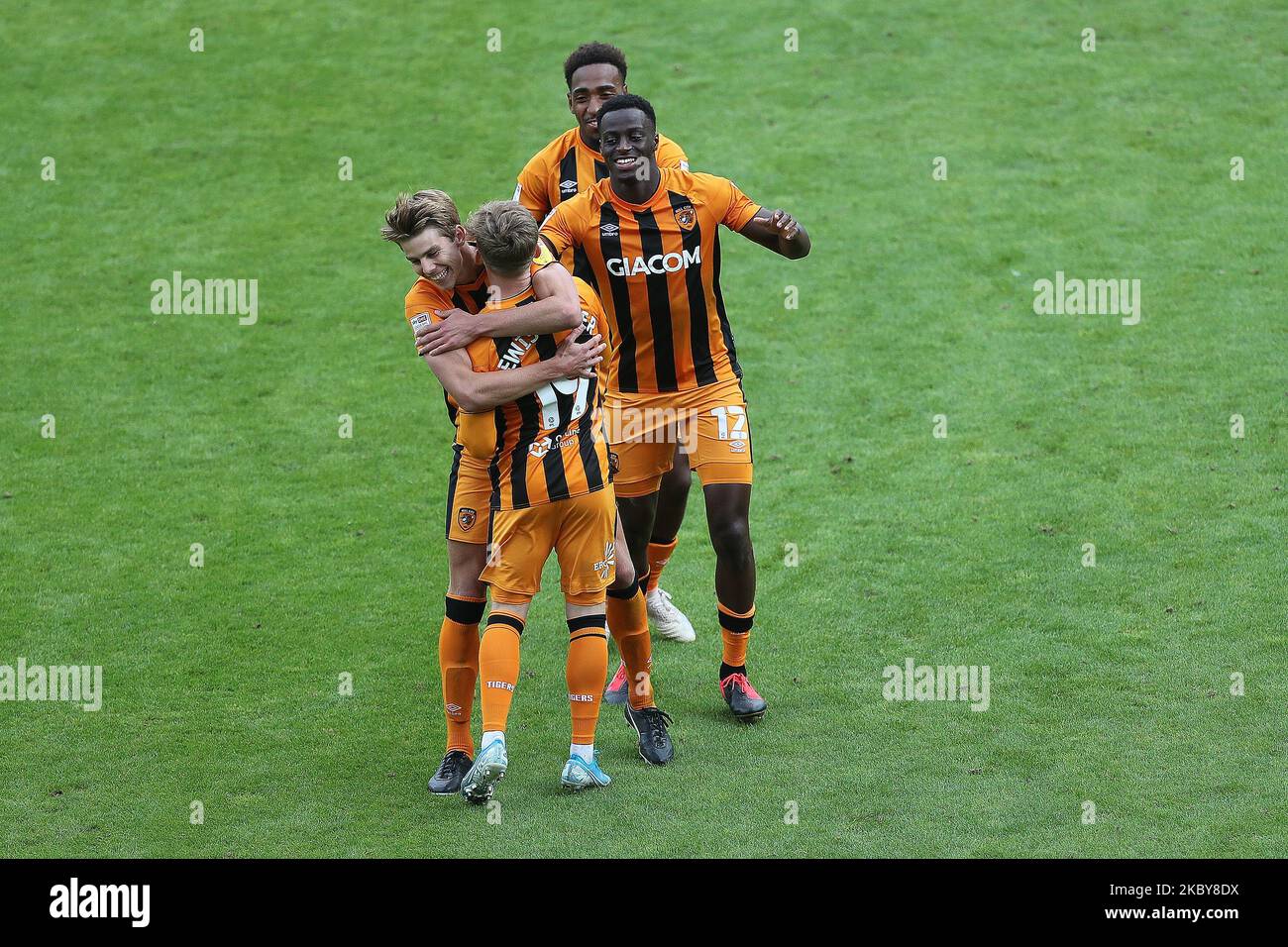 Martin Samuelsen, Mallik Wilks und Josh Emmanuel von Hull City gratulieren Keane Lewis-Potter, nachdem seine Strafe ihnen den Sieg beim Carabao Cup-Spiel zwischen Sunderland und Hull City im Stadion of Light, Sunderland, beschert hatte. (Foto von Mark Fletcher/MI News/NurPhoto) Stockfoto