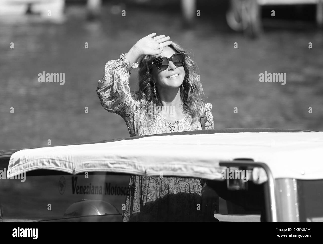 (ANMERKUNG DER REDAKTION: Bild wurde in Schwarzweiß umgewandelt) Claudia Gerini wird beim Excelsior während der Filmfestspiele von Venedig 77. am 05. September 2020 in Venedig, Italien, gesehen. (Foto von Matteo Chinellato/NurPhoto) Stockfoto