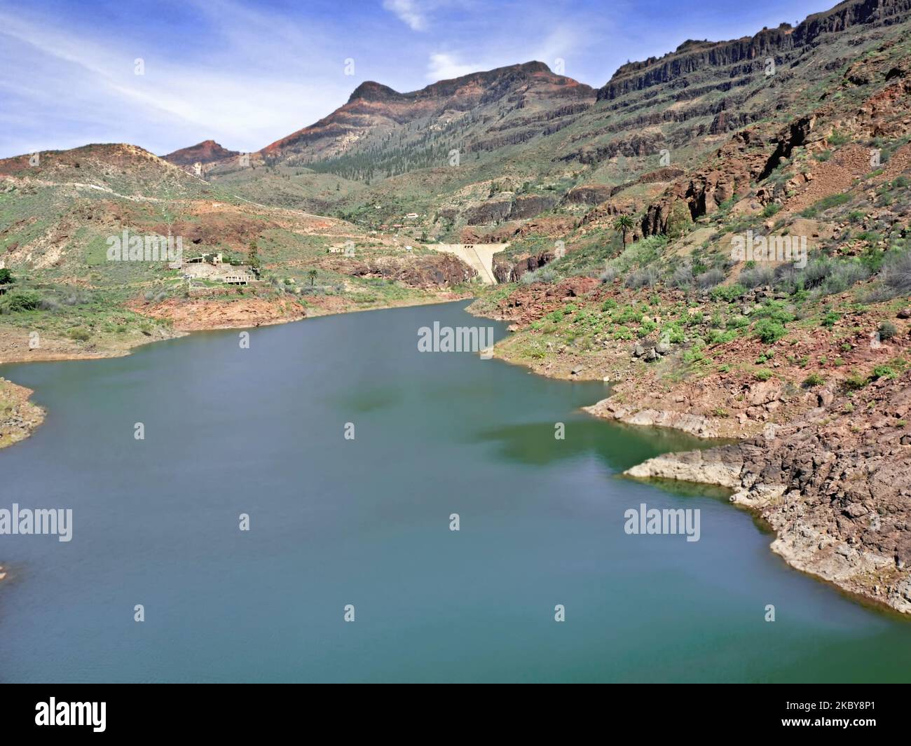 Im Süden von Gran Canaria, versteckt zwischen zwei Schluchten, liegt das Dorf Ayagaures auf dem großen gleichnamigen Stausee in etwa 490 Metern Höhe Stockfoto