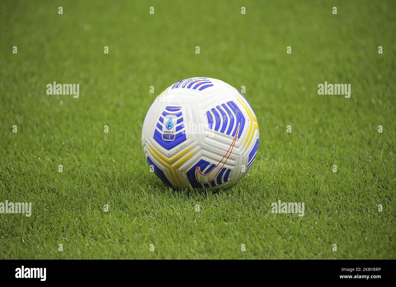 Der offizielle Nike Serie A Spielball wird während des Freundschaftsspiel zwischen AC Mailand und Monza im Stadio Giuseppe Meazza am 5. September 2020 in Mailand, Italien, gesehen. (Foto von Giuseppe Cottini/NurPhoto) Stockfoto