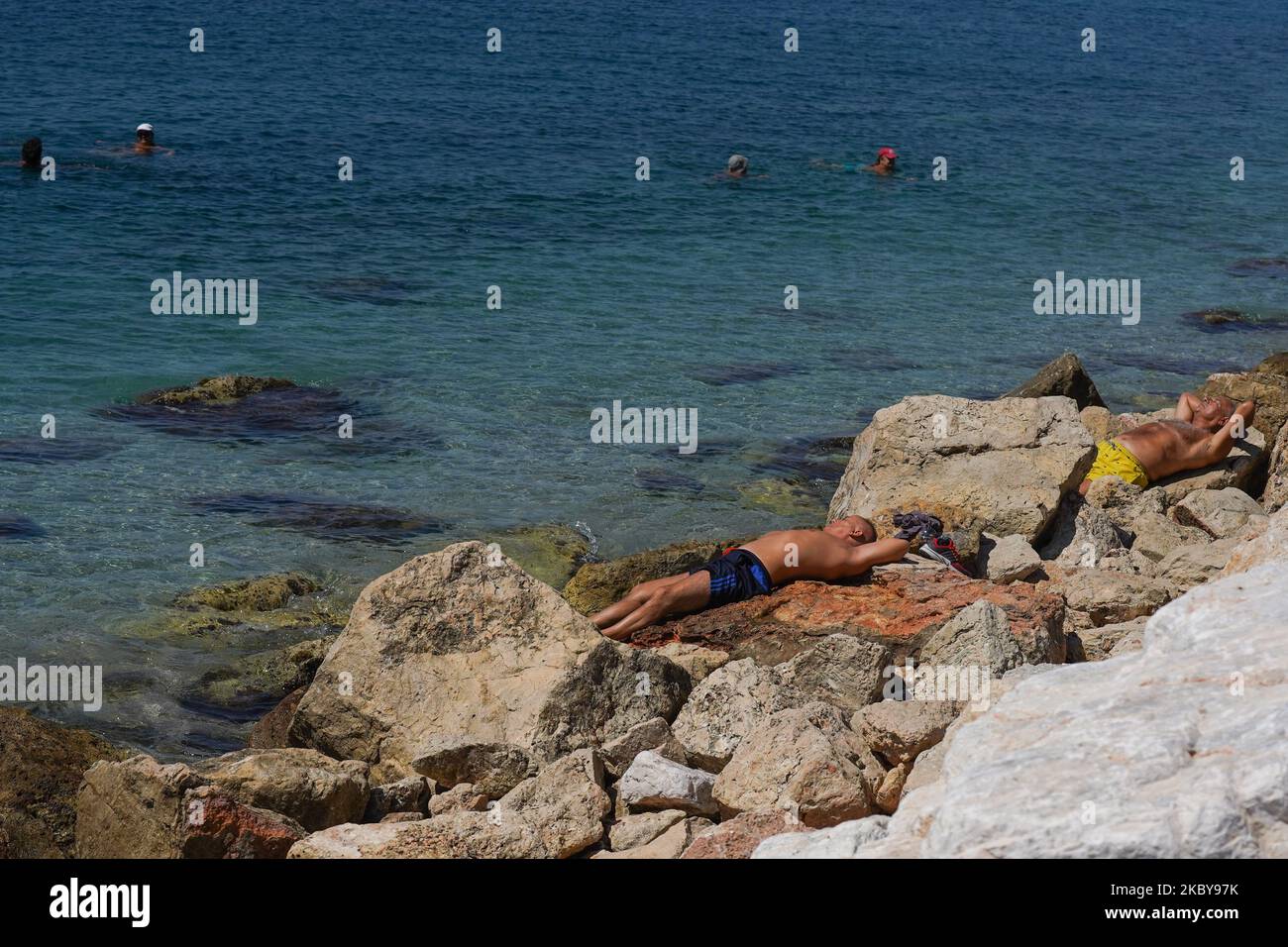 Sonnenanbeter genießen am 6. September 2020 das heiße Wetter am Strand von Palaio Faliro in Athen, Griechenland. (Foto von Giannis Alexopoulos/NurPhoto) Stockfoto