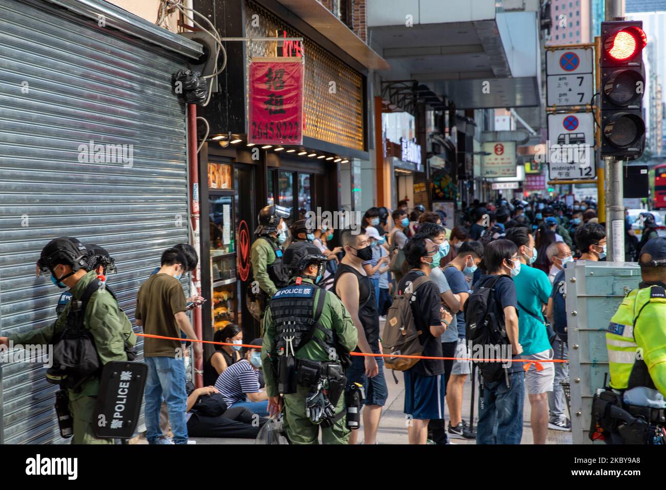 Die Hongkonger Polizei korallieren Bürger und Presse, überprüfen ihren Ausweis und durchsuchen ihre Habseligkeiten. Am 6. September 2020 in Hongkong, China. (Foto von Simon Jankowski/NurPhoto) Stockfoto