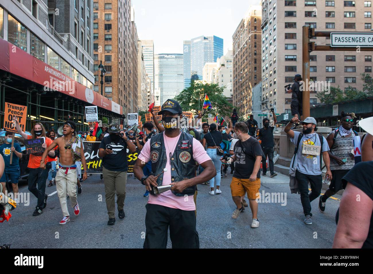 Die Menschen marschieren während der landesweiten Proteste, die das Ende der Trump-Regierung in Manhattan, New York, fordern. 5.. September 2020. (Foto von Aidan Loughran/NurPhoto) Stockfoto