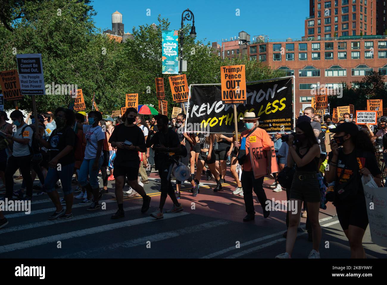 Die Menschen marschieren während der landesweiten Proteste, die das Ende der Trump-Regierung in Manhattan, New York, fordern. 5.. September 2020. (Foto von Aidan Loughran/NurPhoto) Stockfoto