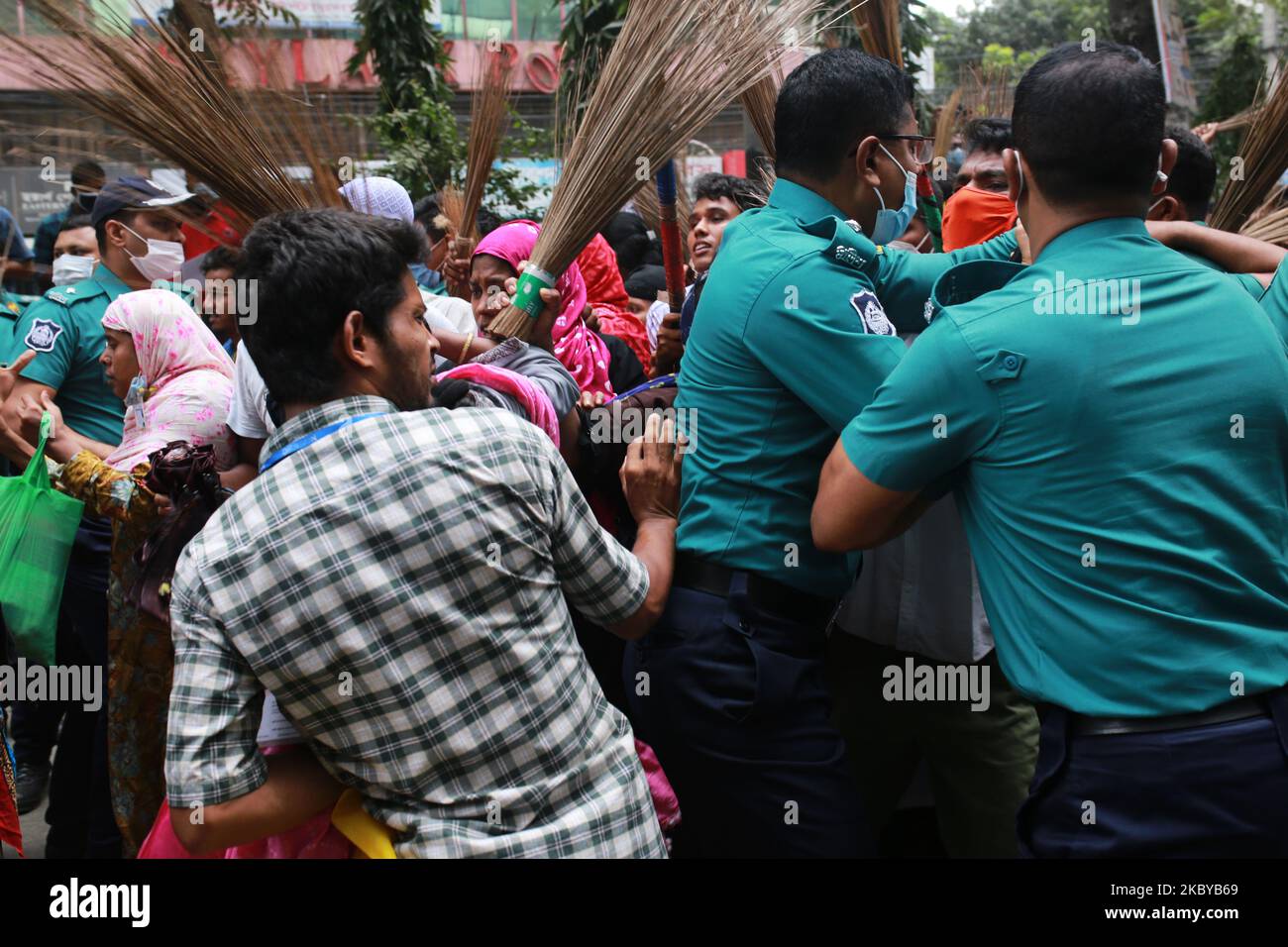 Während einer Demonstration in Dhaka, Bangladesch, am 7. September 2020, verbarrikadieren Gesetzeshüter Textilarbeiter. (Foto von Rehman Asad/NurPhoto) Stockfoto