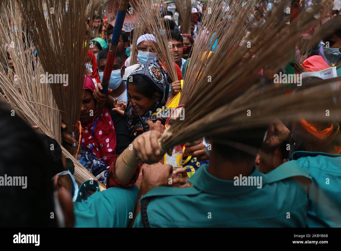 Während einer Demonstration in Dhaka, Bangladesch, am 7. September 2020, verbarrikadieren Gesetzeshüter Textilarbeiter. (Foto von Rehman Asad/NurPhoto) Stockfoto