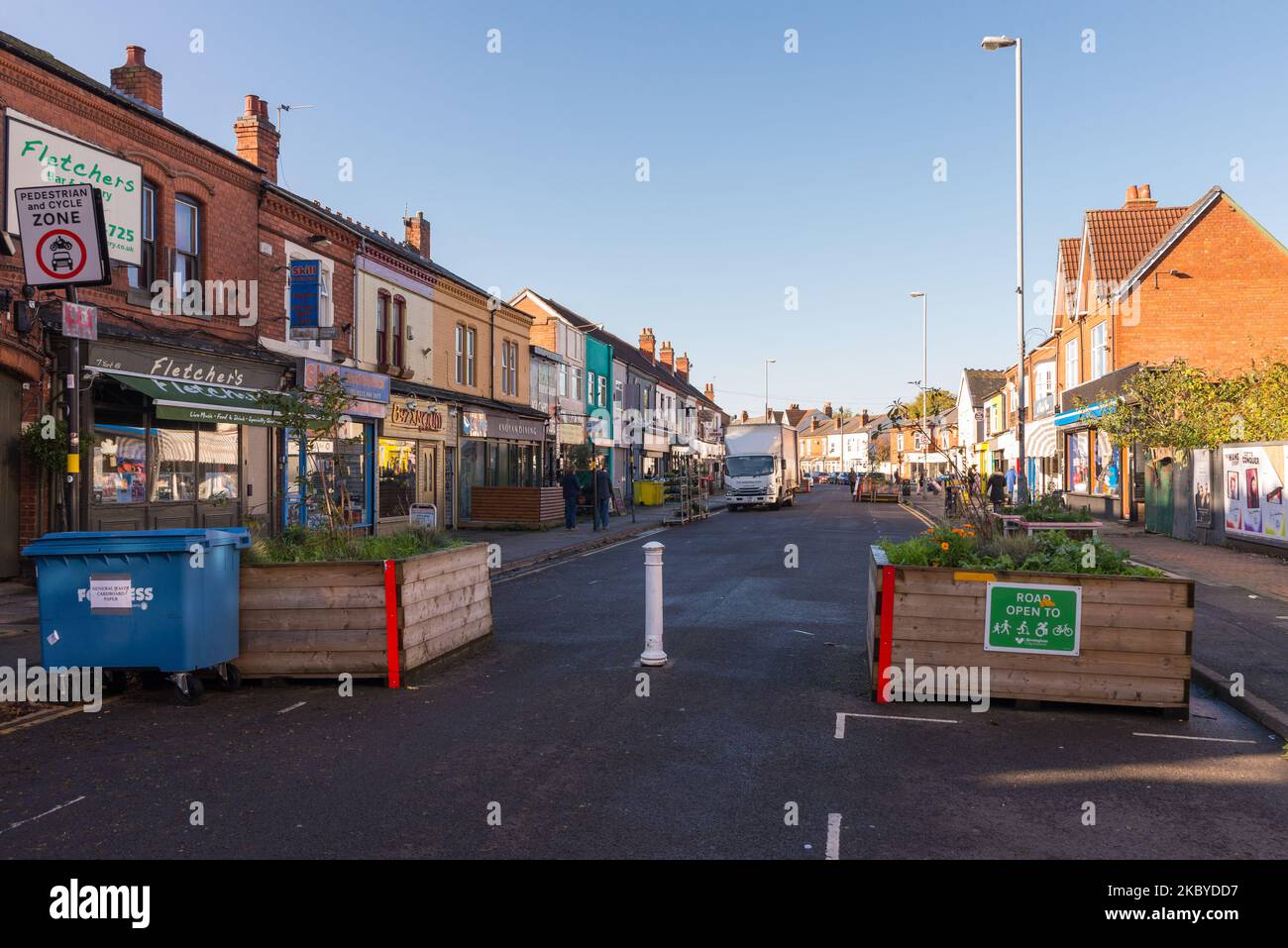 Poller und Pflanzer, die ein autofreies, verkehrsarmer Stadtteil oder ltn in Kings Heath, Birmingham, markieren Stockfoto