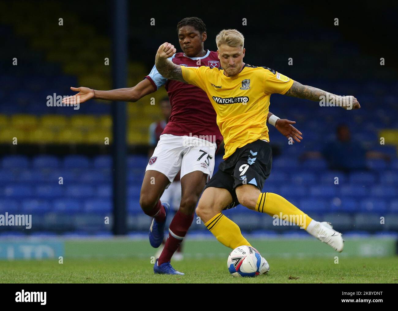 Stephen Humphrys von Southend United schießt am 8. September 2020 beim EFL Trophy-Spiel zwischen Southend United und West Ham United in Roots Hall, Southend, England, an Jamal Baptiste von West Ham United vorbei. (Foto von Jacques Feeney/MI News/NurPhoto) Stockfoto