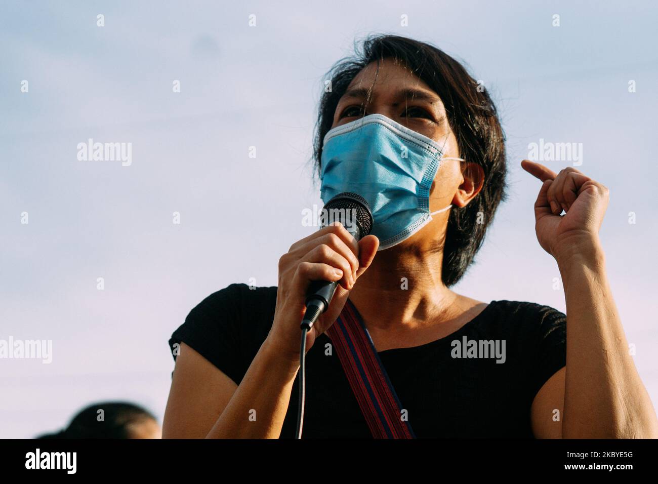 Die LGBTQ+-Rechtsgruppe Bahaghari und Gabriela und andere progressive Gruppen versammeln sich zu einem Protest vor dem Pfadfinderkreis in Quezon City, nachdem der philippinische Präsident Rodrigo Duterte den US-Marine Joseph Scott Pemberton begnadigt hatte, der für die Tötung der philippinischen Transgender-Frau Jennifer Laude im Jahr 2014 verurteilt wurde. Quezon City, Metro Manila, Philippinen, 8. September 2020. (Foto von Mohd Sarajean/NurPhoto) Stockfoto