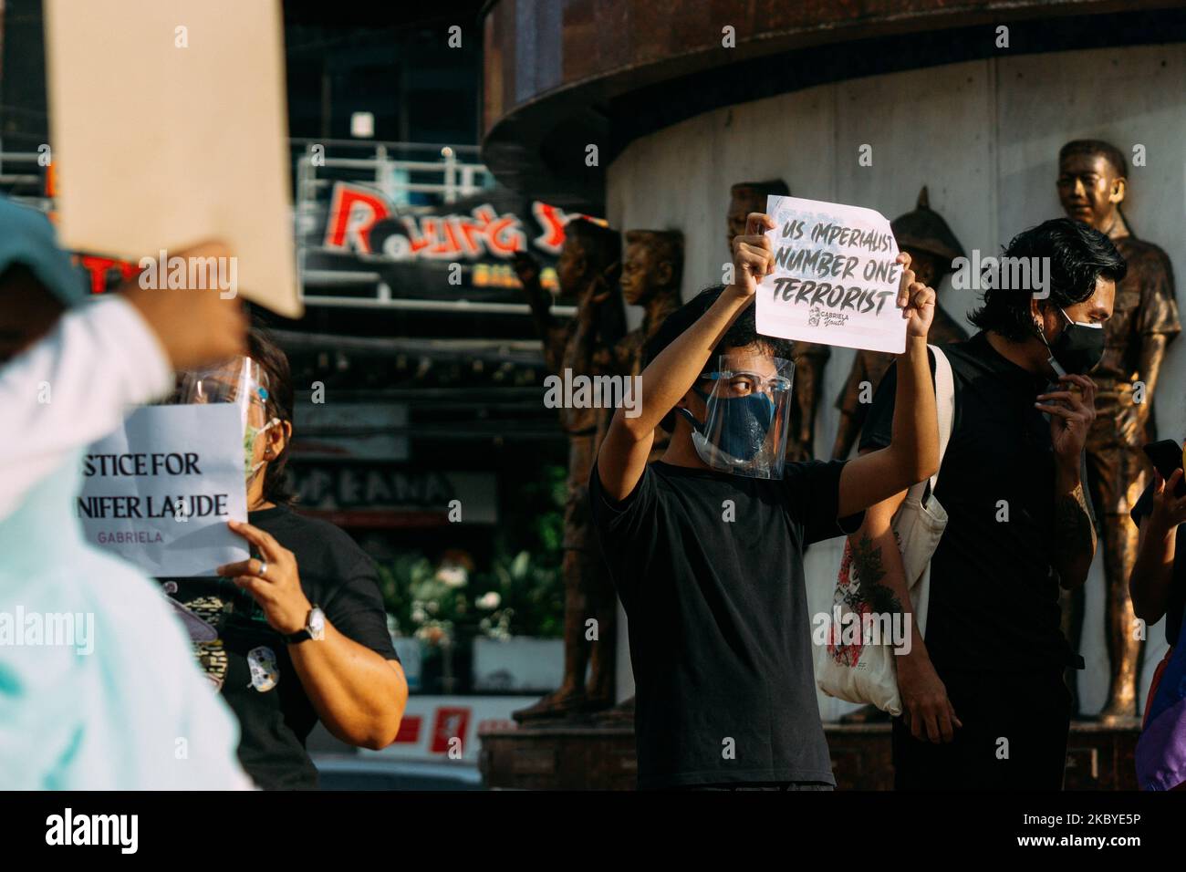 Die LGBTQ+-Rechtsgruppe Bahaghari und Gabriela und andere progressive Gruppen versammeln sich zu einem Protest vor dem Pfadfinderkreis in Quezon City, nachdem der philippinische Präsident Rodrigo Duterte den US-Marine Joseph Scott Pemberton begnadigt hatte, der für die Tötung der philippinischen Transgender-Frau Jennifer Laude im Jahr 2014 verurteilt wurde. Quezon City, Metro Manila, Philippinen, 8. September 2020. (Foto von Mohd Sarajean/NurPhoto) Stockfoto