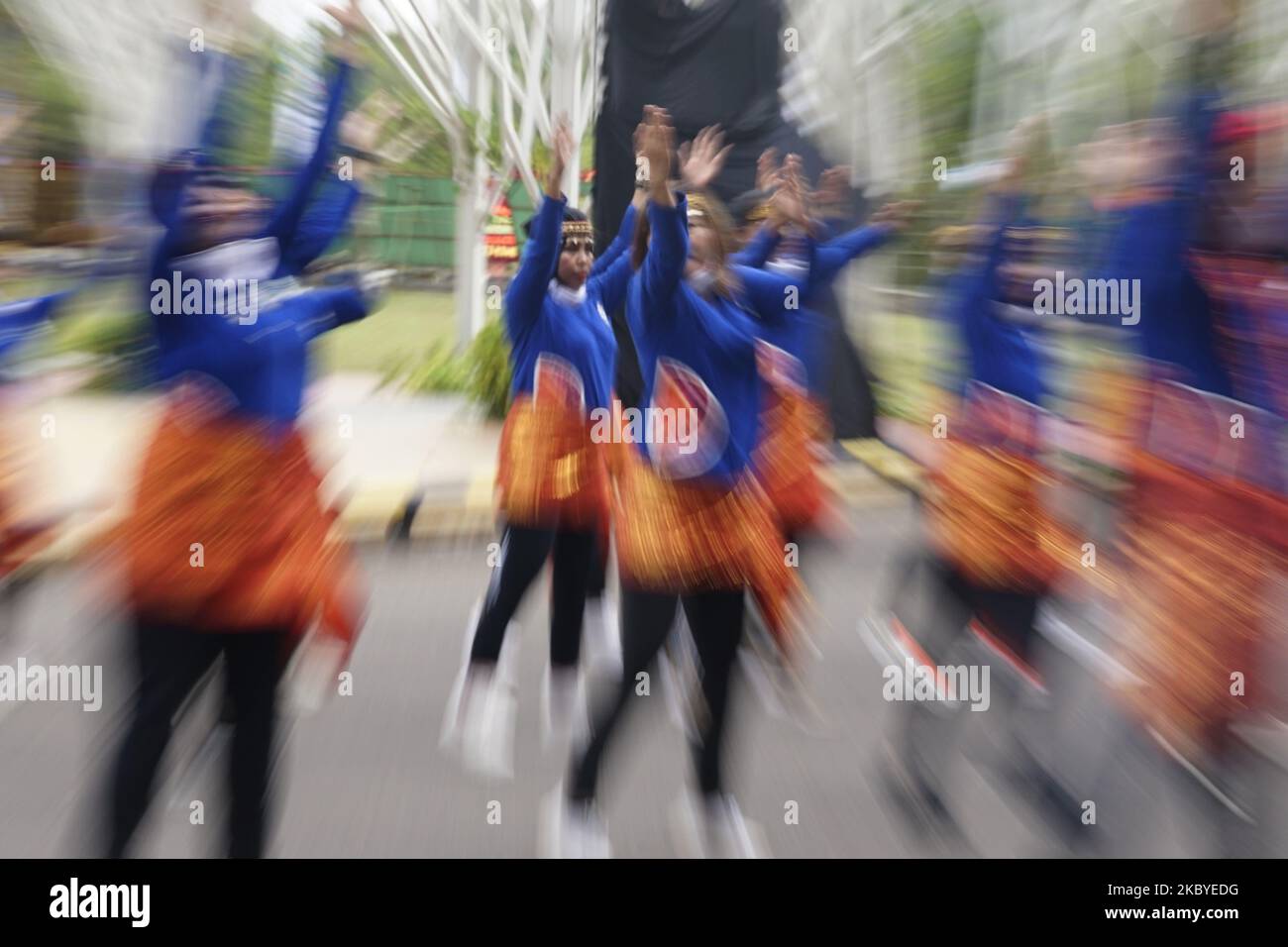 Kreative Gymnastikaufführungen bei der lobenden Veranstaltung der Million Ball Movement und zum Gedenken an den XXXVII 2020 National Sports Day im Gelora Sriwijaya Jakabaring Stadion, Palembang, Indonesien, am 9. September 2020. (Foto von Sigit Prasetya/NurPhoto) Stockfoto