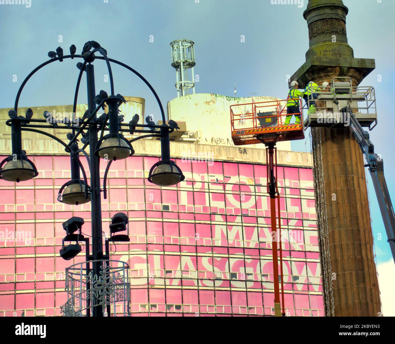 Glasgow, Schottland, Großbritannien 4.. November 2022. Die Arbeit beginnt an Weihnachtslichtern im Stadtzentrum George Square als ratsarbeiter eine Plattform erreichen die Höhen der Sir Walter Scott Statue. Credit Gerard Ferry/Alamy Live News Stockfoto