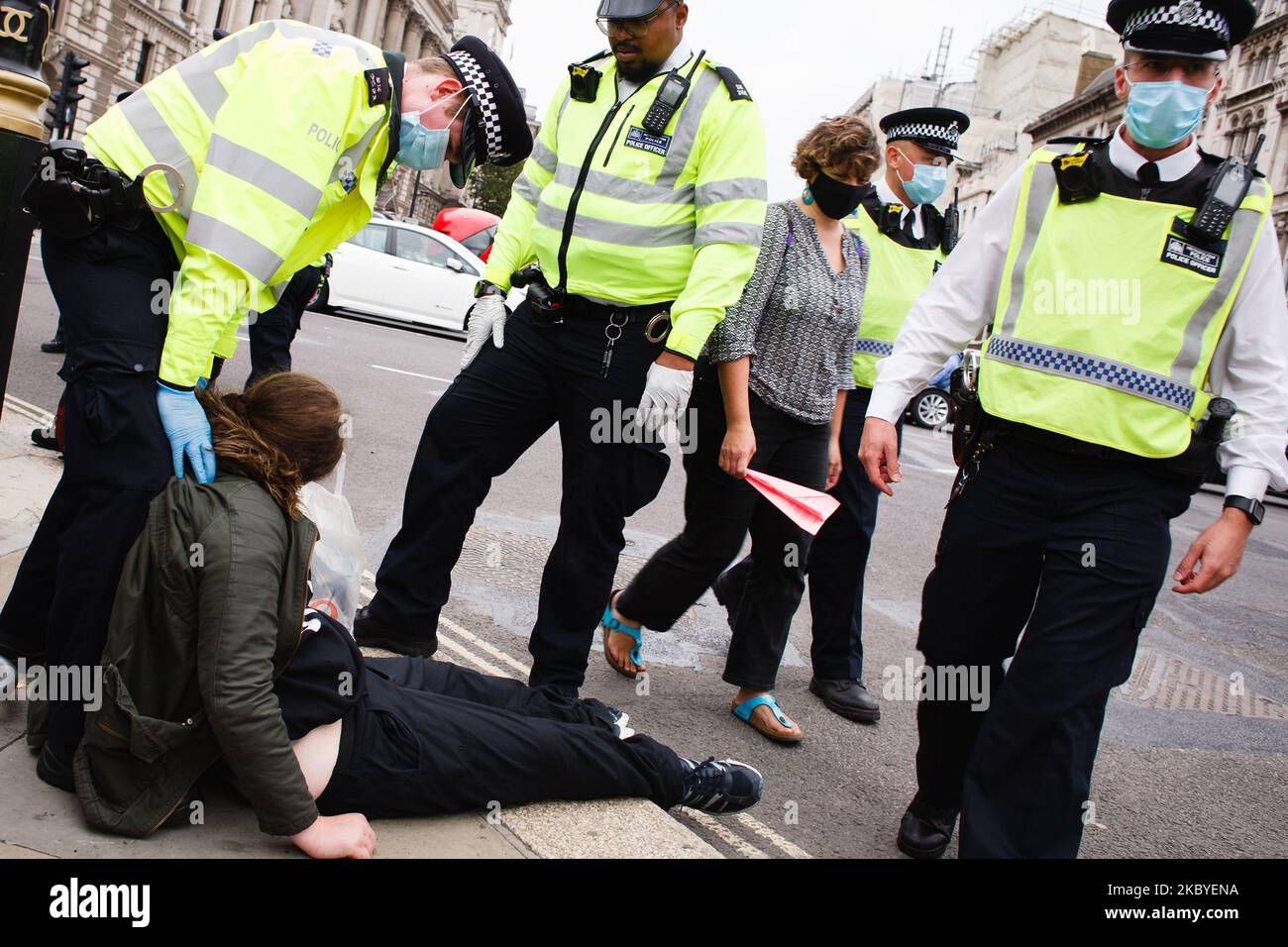 Polizeibeamte umgeben am 9. September 2020 auf dem Parliament Square in London, England, ein verhaftetes Mitglied der Klima-Aktivisten-Bewegung Extinction Rebellion. Die Gruppe nahm am vergangenen Montag die Proteste in der Stadt wieder auf und inszenierte die meisten Tage danach Demonstrationen, nach einer Pause in ihren Aktionen während des Hochs der Coronavirus-Krise. (Foto von David Cliff/NurPhoto) Stockfoto