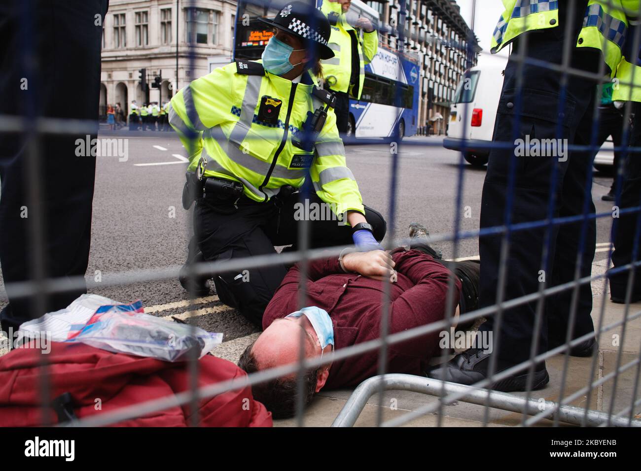 Polizeibeamte umzingeln am 9. September 2020 ein verhaftetes und in Handschellen gefesseltes Mitglied der Klimaaktivisten-Bewegung Extinction Rebellion auf dem Parliament Square in London, England. Die Gruppe nahm am vergangenen Montag die Proteste in der Stadt wieder auf und inszenierte die meisten Tage danach Demonstrationen, nach einer Pause in ihren Aktionen während des Hochs der Coronavirus-Krise. (Foto von David Cliff/NurPhoto) Stockfoto