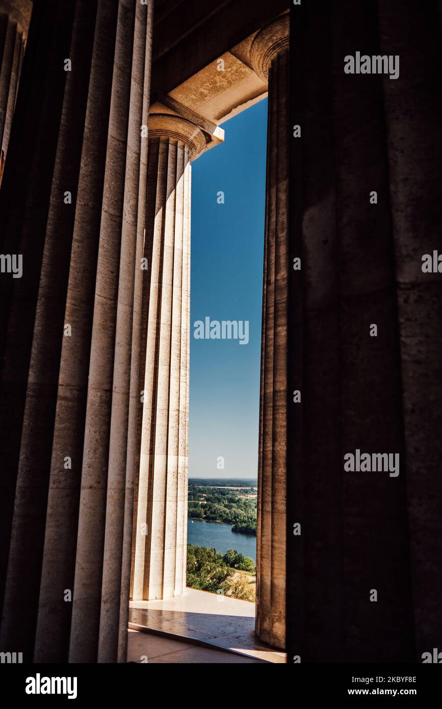 Eine vertikale Aufnahme der drei Säulen unter klarem blauen Himmel Stockfoto
