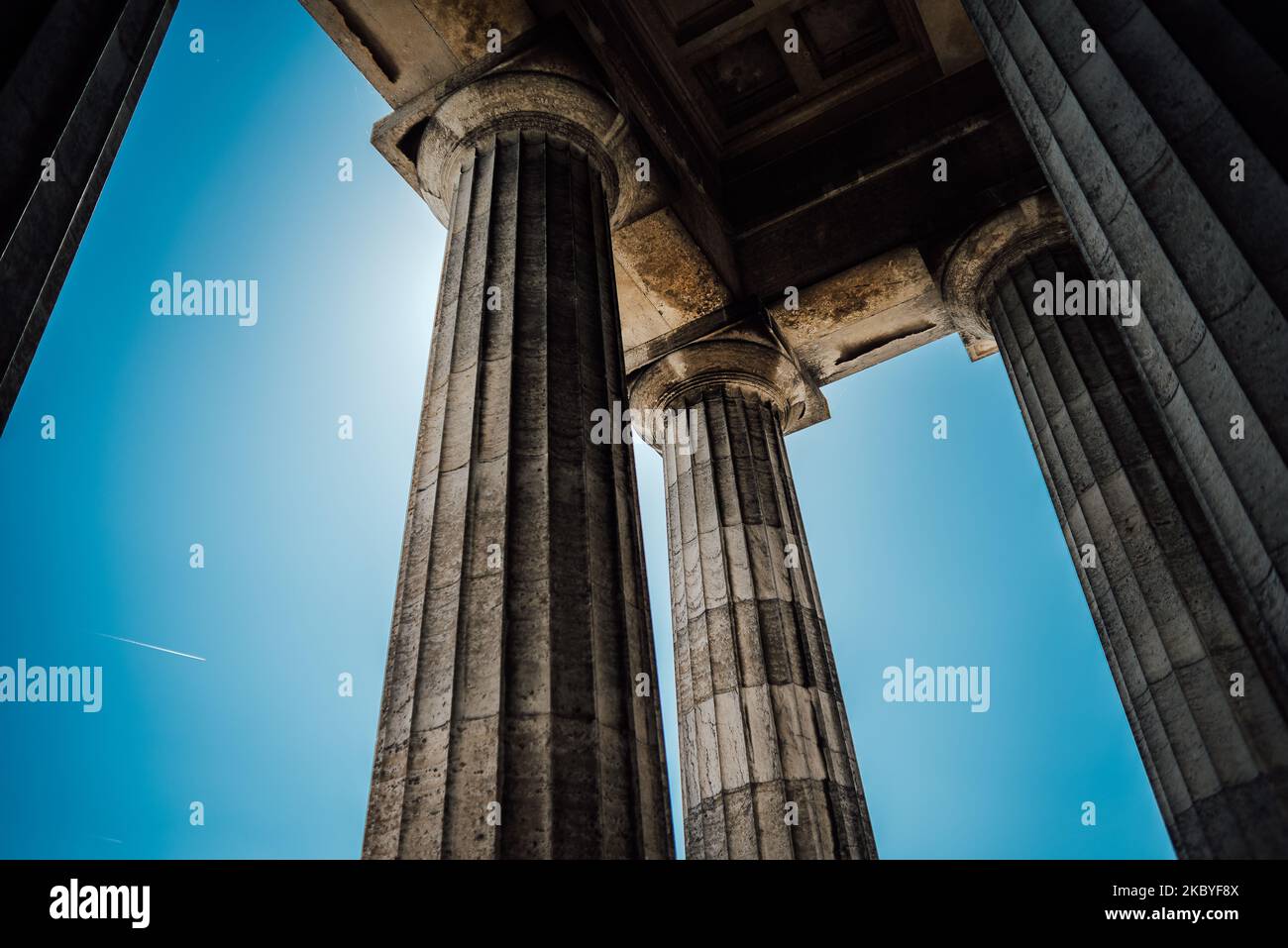 Die drei Säulen stehen unter einem klaren blauen Himmel Stockfoto