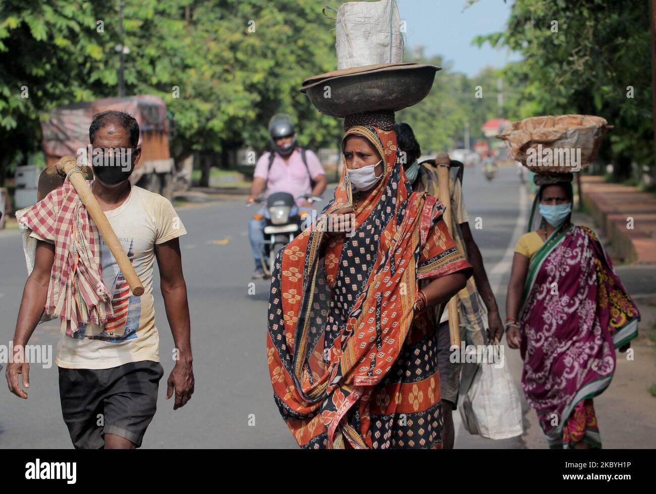 Tagelöhner tragen eine Schutzmaske, als sie nach der Lockerung in der Hauptstadt Bhubaneswar des odindischen Staates Odisha am 10. September 2020 in Richtung ihres Arbeitsplatdes fahren. (Foto von STR/NurPhoto) Stockfoto