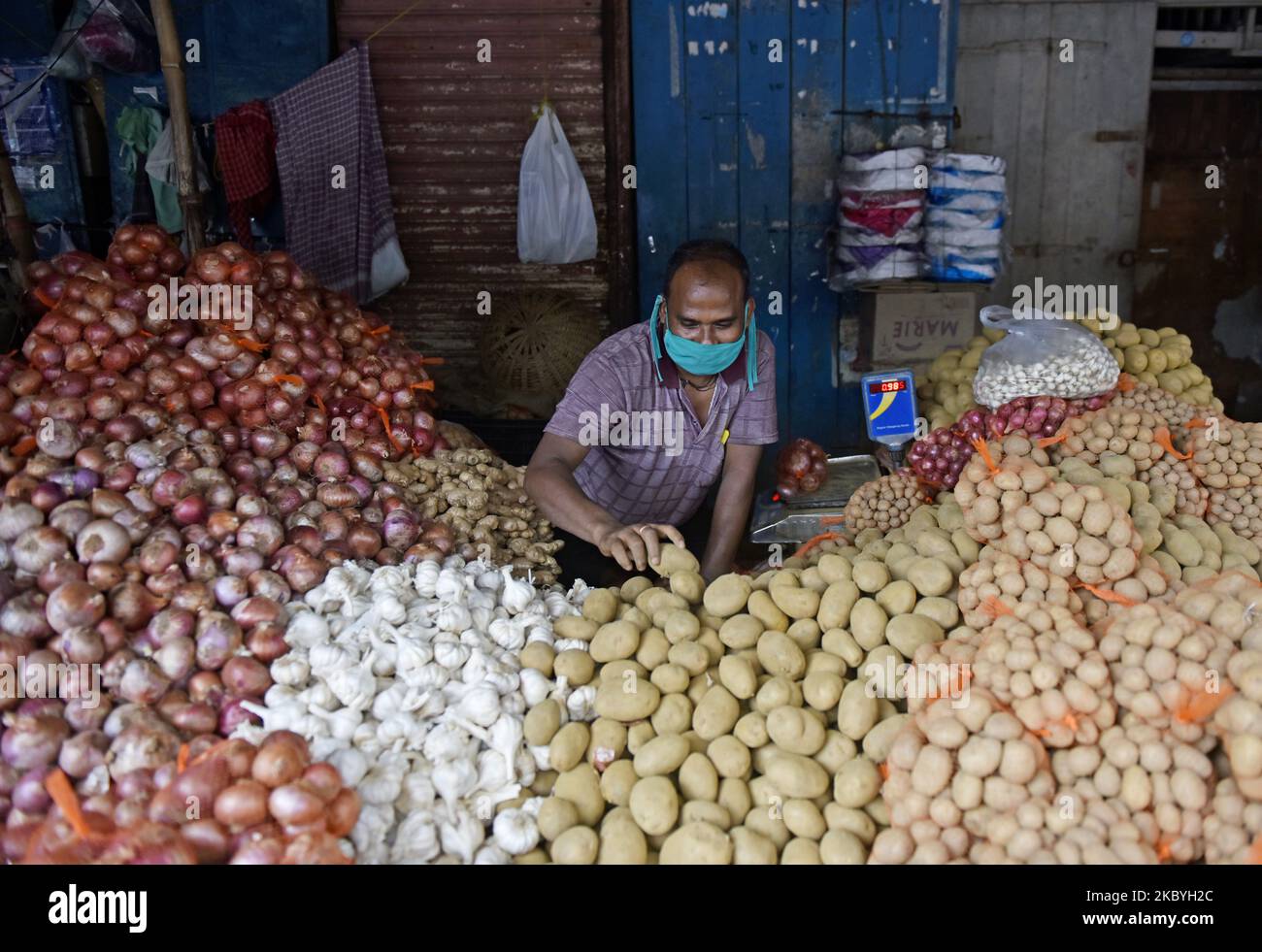 Ein Gemüseverkäufer in Kalkutta, Indien, 10. September 2020. Die indische Privatkundeninflation dürfte im August den fünften Monat über dem mittelfristigen Zielbereich der Reserve Bank of India liegen, da die Versorgungsstörungen laut einem indischen Medienbericht die Lebensmittel- und Kraftstoffpreise hoch hielten. (Foto von Indranil Aditya/NurPhoto) Stockfoto