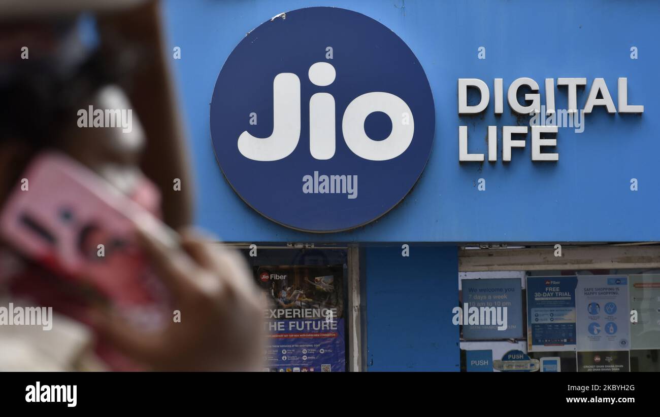 Ein Mann am Telefon kommt am 10. September 2020 an einem Jio-Laden in Kalkutta, Indien, vorbei. Indiens größtes Telekommunikationsunternehmen wird laut einem indischen Medienbericht bis Dezember 100 Millionen Low-Budget-android-Smartphones einführen. Reliance, Indiens wertvollstes Telekommunikationsunternehmen, gab im Juli bekannt, dass Google von Alphabet Inc. 4,5 Milliarden Dollar in seine digitale Einheit investieren wird. (Foto von Indranil Aditya/NurPhoto) Stockfoto