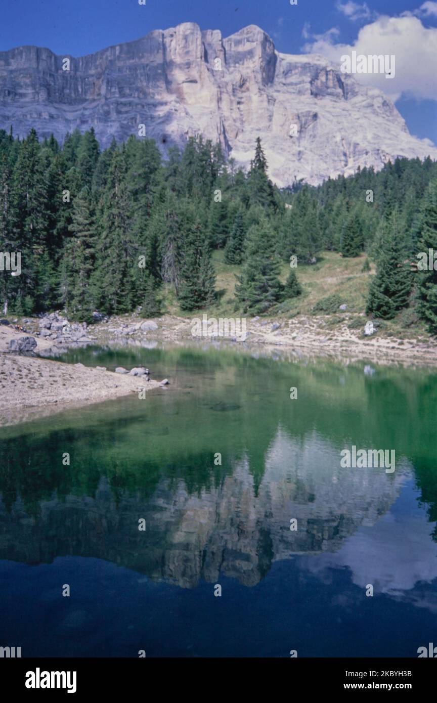 Dolomiten, Italien juni 1977: dolomiten kleiner Seeblick im Jahr 70s Stockfoto