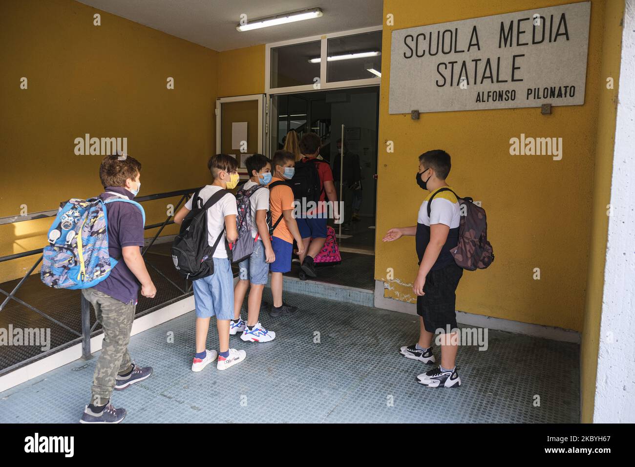 In ganz Italien hat die Krise aufgrund von Covid 19 die Schulen gezwungen, ihre Eröffnung bis heute zu verzögern. Heute Morgen öffnete die G. Negri Grundschule von Vo ', eine Stadt ex focalio von Covid19, wie die anderer italienischer Städte, ihre Türen für ihre Studenten durch die Annahme strenger Sicherheitsregeln wie soziale Distanzierung, Verpflichtung, Masken zu tragen und zufällige Kontrollen der Temperatur unter den Schülern. Auf dem Bild gehen die Schüler mit Schutzmasken in die Schule, Vo', Italien, 10. September 2020 (Foto: Roberto Silvino/NurPhoto) Stockfoto