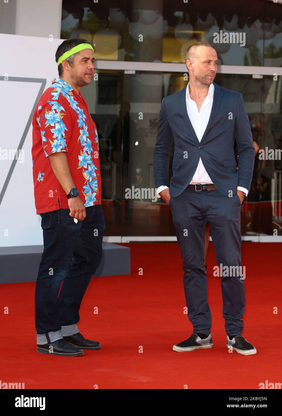 Erik Schmitt und David Wnendt gehen auf dem roten Teppich vor dem Film ''UN Morgen die ganze Welt'' (und Morgen die ganze Welt) beim Filmfestival Venedig 77. am 10. September 2020 in Venedig, Italien. (Foto von Matteo Chinellato/NurPhoto) Stockfoto