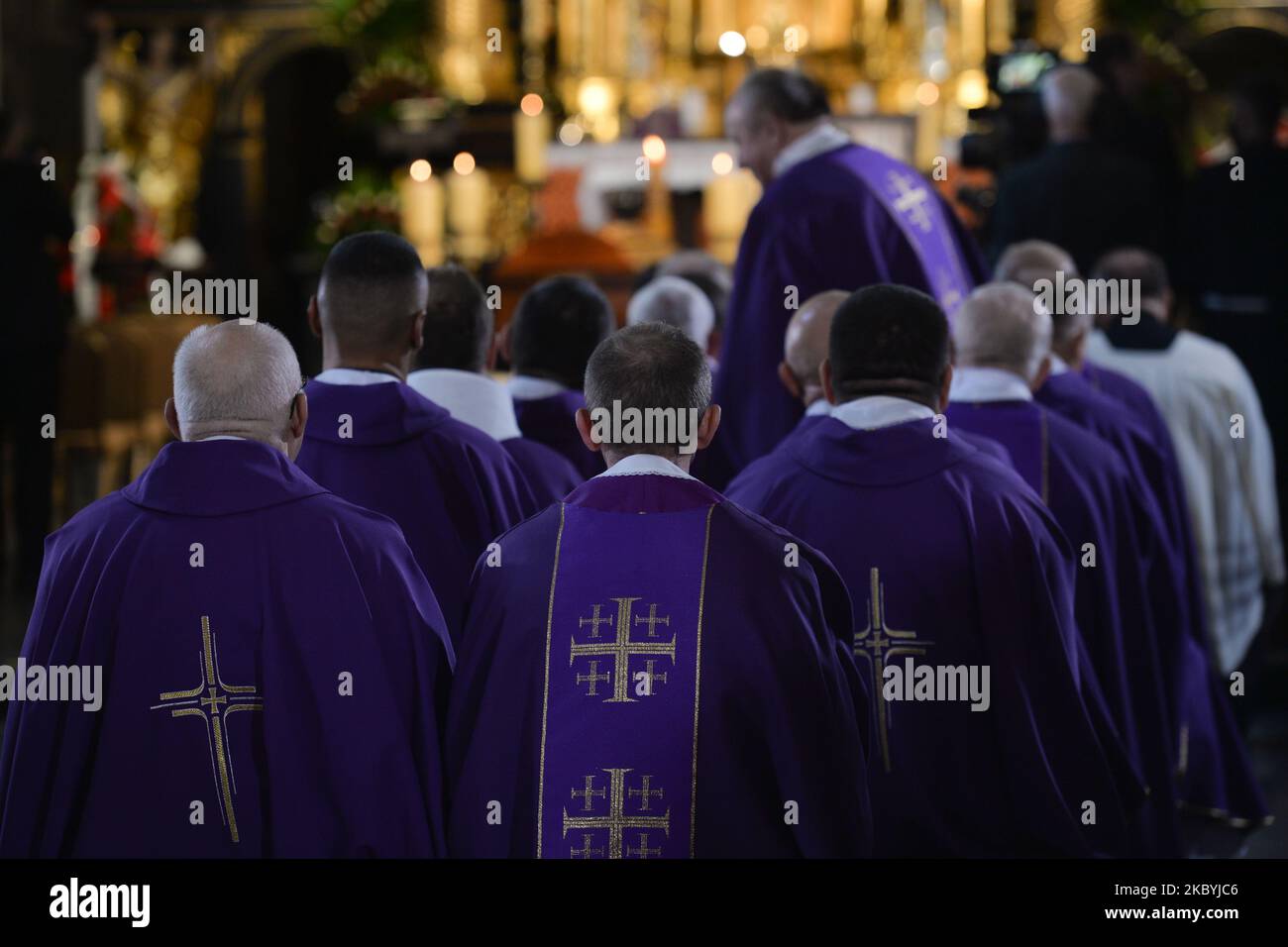 Mitglieder des Klerus sahen sich vor der Trauerfeier von Kardinal Marian Jaworski im Bernardinerkloster in Kalwaria Zebrzydowska an. Am 11. September 2020 in Kalwaria Zebrzydowska, Kleinpolen, Polen. (Foto von Artur Widak/NurPhoto) Stockfoto