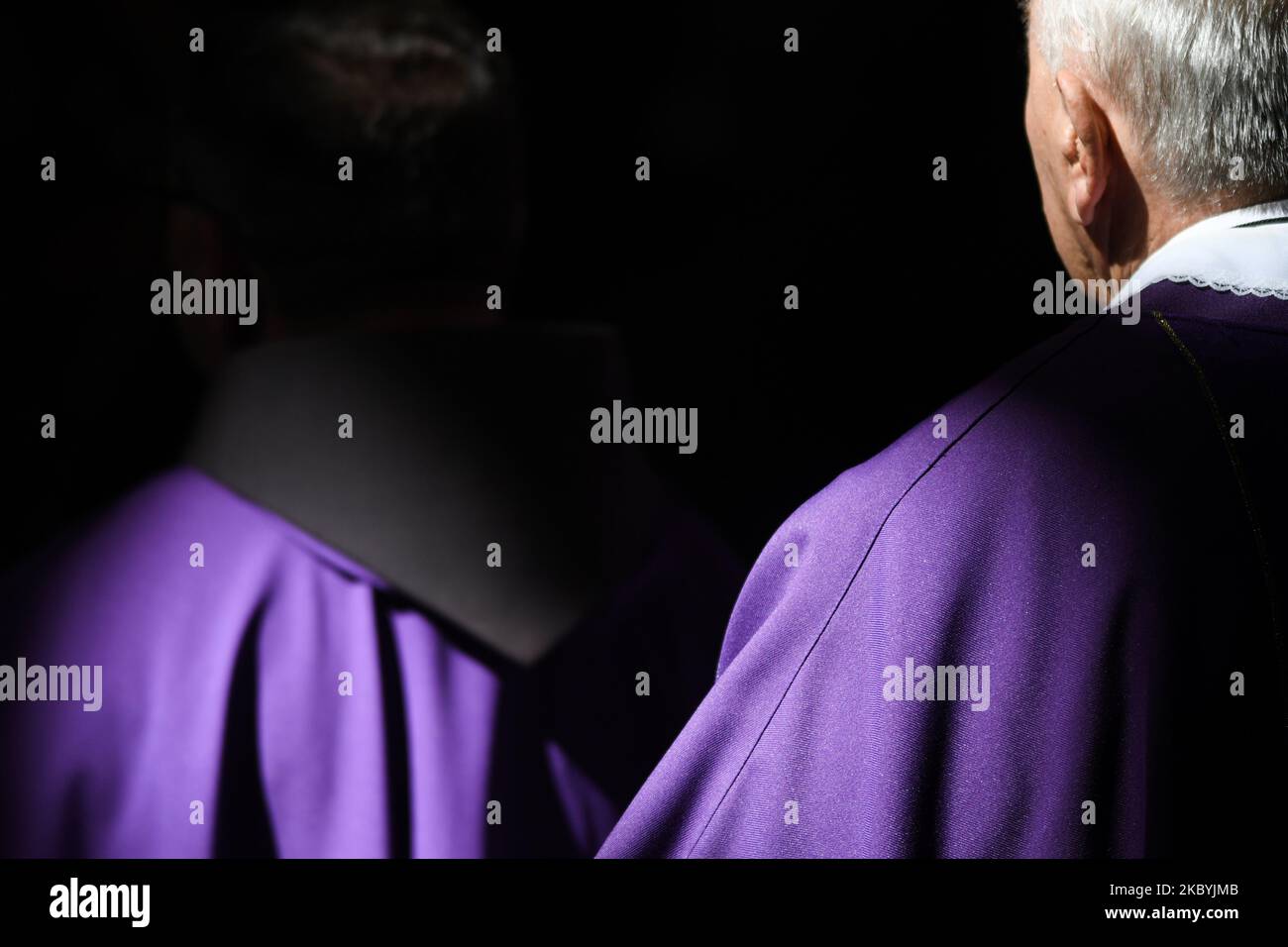 Mitglieder des Klerus, die während der Trauermesse von Kardinal Marian Jaworski im Bernardinerkloster in Kalwaria Zebrzydowska gesehen wurden. Am Freitag, den 11. September 2020, in Kalwaria Zebrzydowska, Kleinpolen, Polen. (Foto von Artur Widak/NurPhoto) Stockfoto