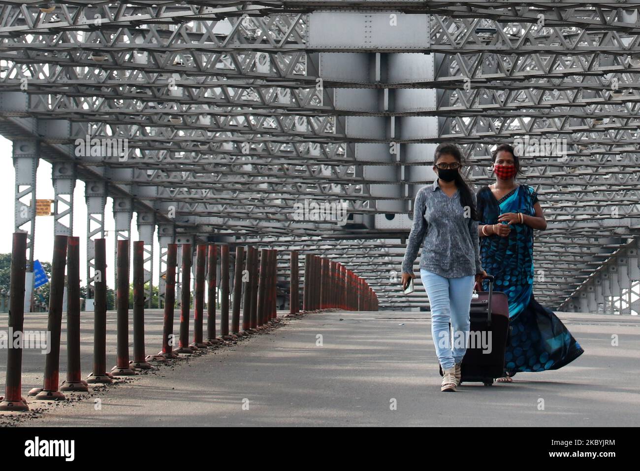 Eine Studentin, Kandidatin für NEET-Prüfungen, begleitet ihre Eltern, geht während der vollständigen Sperre an einer verlassenen Howrah-Brücke vorbei, um die Ausbreitung des Coronavirus in Kalkutta, Indien, am 11. September 2020 zu verhindern.Indiens Coronavirus-Fälle sind heute die zweithöchsten der Welt und nur noch hinter den Vereinigten Staaten. (Foto von Debajyoti Chakraborty/NurPhoto) Stockfoto