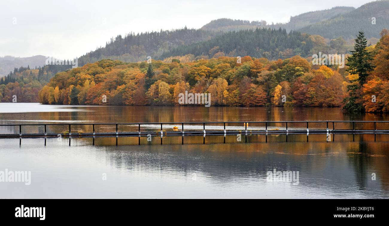 Pitlochry Perthshire, Schottland, mit Blick auf Loch Faskally und Bäume in herbstlichen Farben Stockfoto