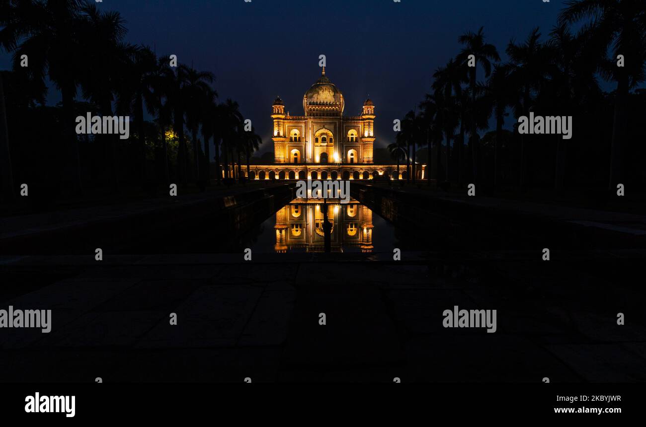 Ultra-weiter Blick auf das Safdarjang-Grab vom Innenhof, Neu-Delhi, Indien Stockfoto