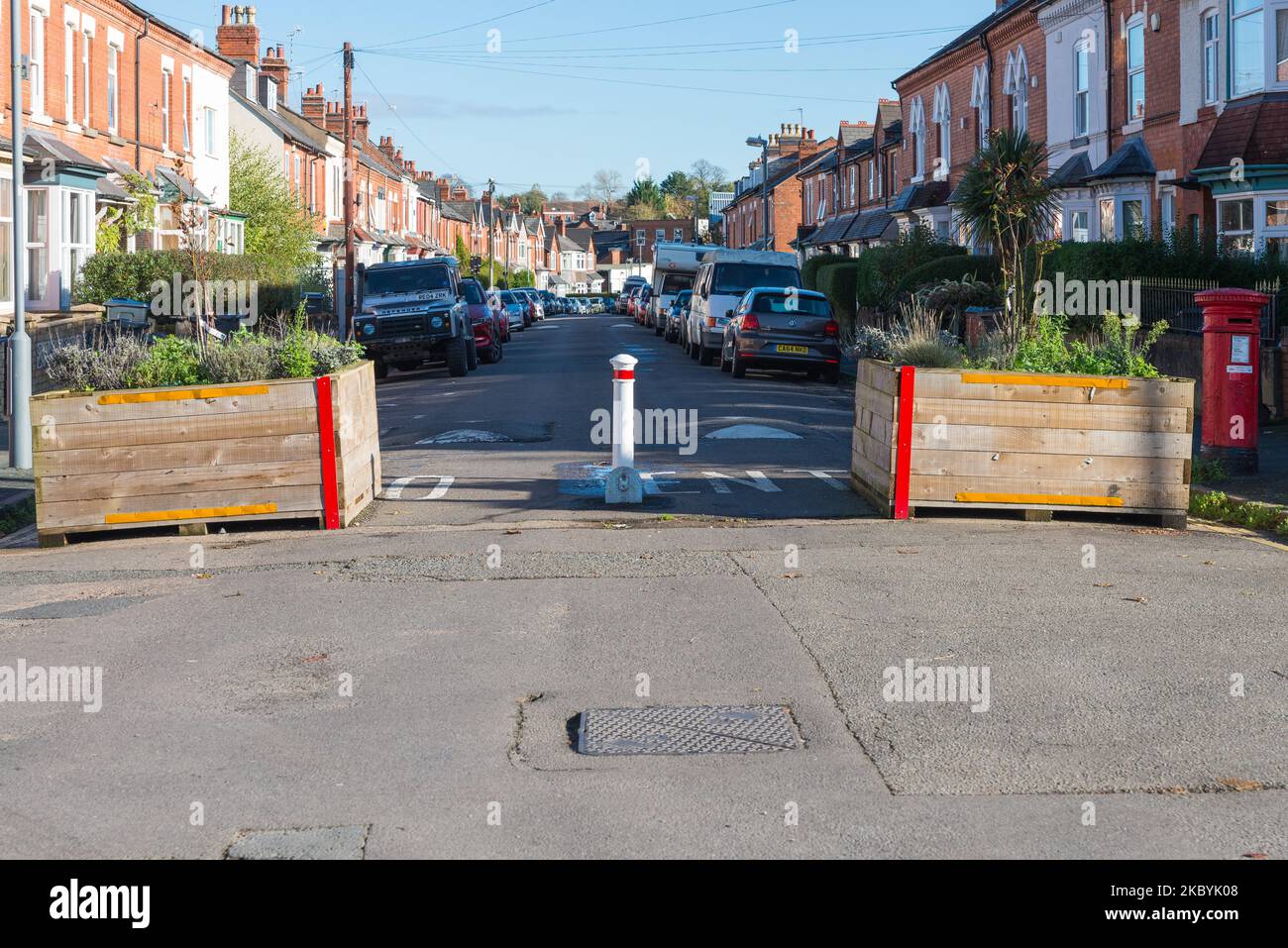 Poller und Pflanzer, die ein autofreies, verkehrsarmer Stadtteil oder ltn in Kings Heath, Birmingham, markieren Stockfoto