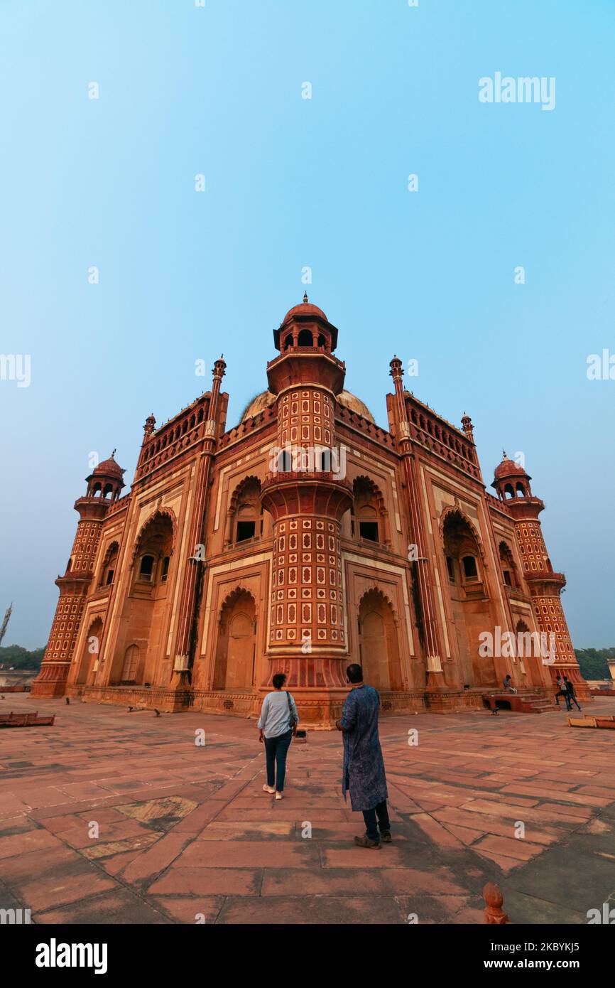 Ultra-weiter Blick auf das Safdarjang-Grab vom Innenhof, Neu-Delhi, Indien Stockfoto