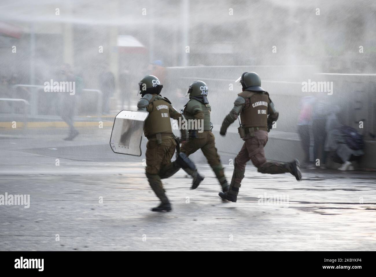 Der 11. September markiert 47 Jahre seit dem Putsch von 1973 in Chile. Zusammenstöße zwischen Demonstranten und Polizei auf der Plaza Italia, Santiago, Chile, am 11. September 2020. (Foto von Matias Basualdo/NurPhoto) Stockfoto