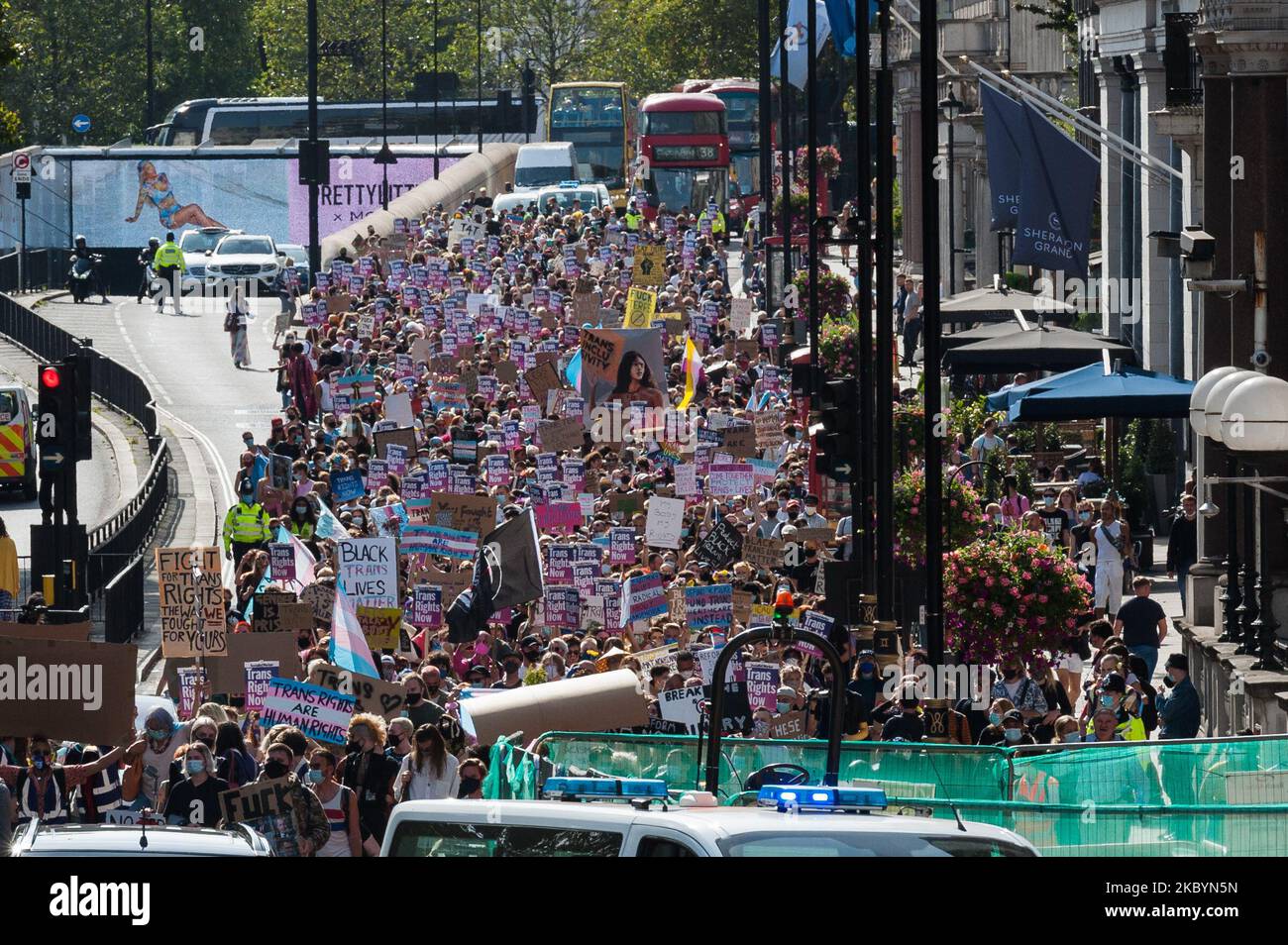 Transgender und ihre Anhänger marschieren am Piccadilly entlang während des zweiten Trans Pride protestmarsches in London für Gleichheit am 12. September 2020 in London, England. Die Demonstranten fordern die rechtliche Anerkennung nicht-binärer Menschen, ein Ende nicht einvernehmlicher Operationen gegen intersexuelle Menschen und eine progressive Reform des britischen Genderanerkennungsgesetzes – des Gesetzes, das regelt, wie Erwachsene Männer und Frauen rechtlich anerkannt werden. (Foto von Wiktor Szymanowicz/NurPhoto) Stockfoto