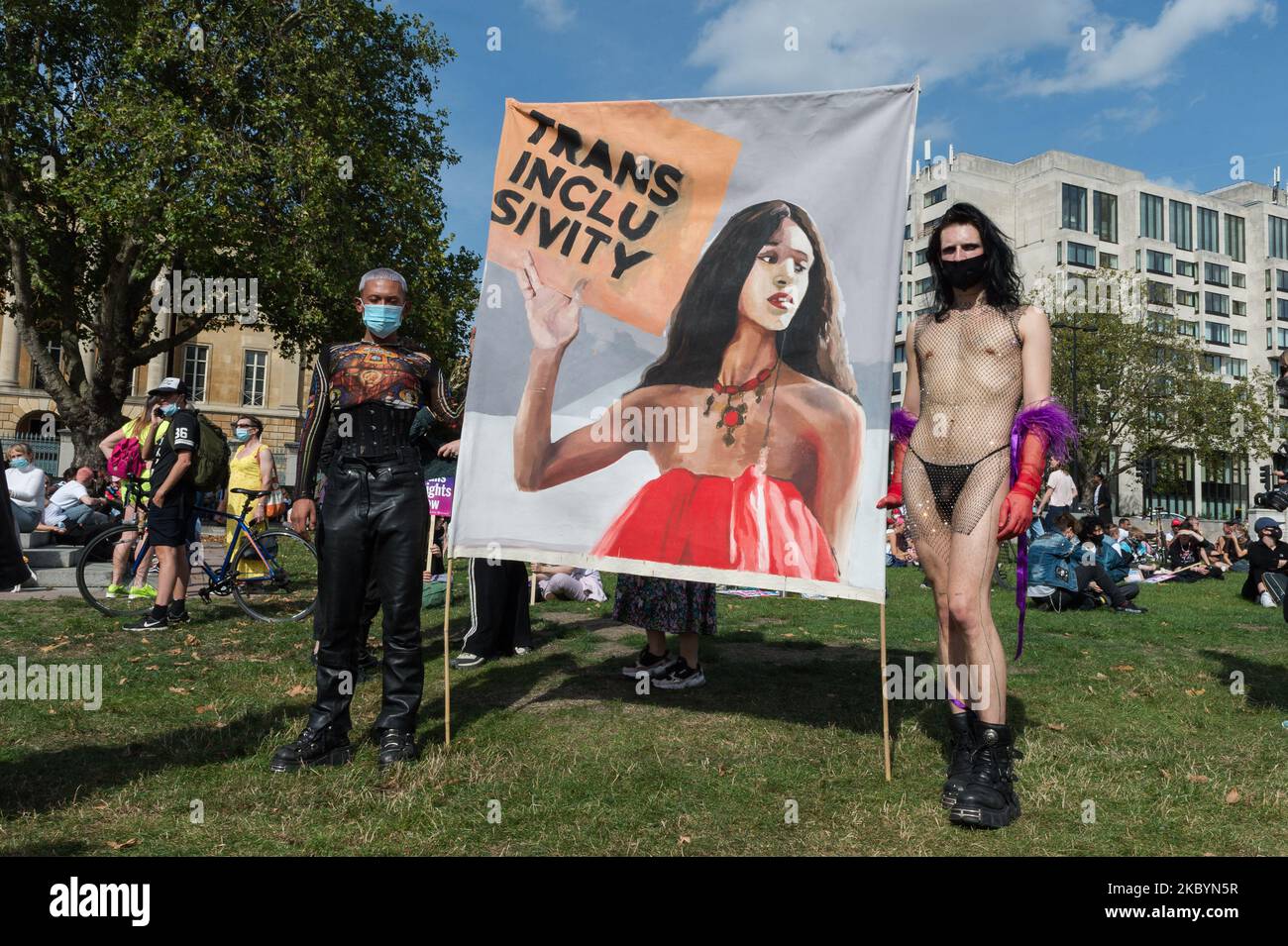 Transgender-Menschen und ihre Unterstützer versammeln sich am Wellington Arch, um am zweiten Trans Pride-protestmarsch für Gleichberechtigung in London am 12. September 2020 teilzunehmen. Die Demonstranten fordern die rechtliche Anerkennung nicht-binärer Menschen, ein Ende nicht einvernehmlicher Operationen gegen intersexuelle Menschen und eine progressive Reform des britischen Genderanerkennungsgesetzes – des Gesetzes, das regelt, wie Erwachsene Männer und Frauen rechtlich anerkannt werden. (Foto von Wiktor Szymanowicz/NurPhoto) Stockfoto