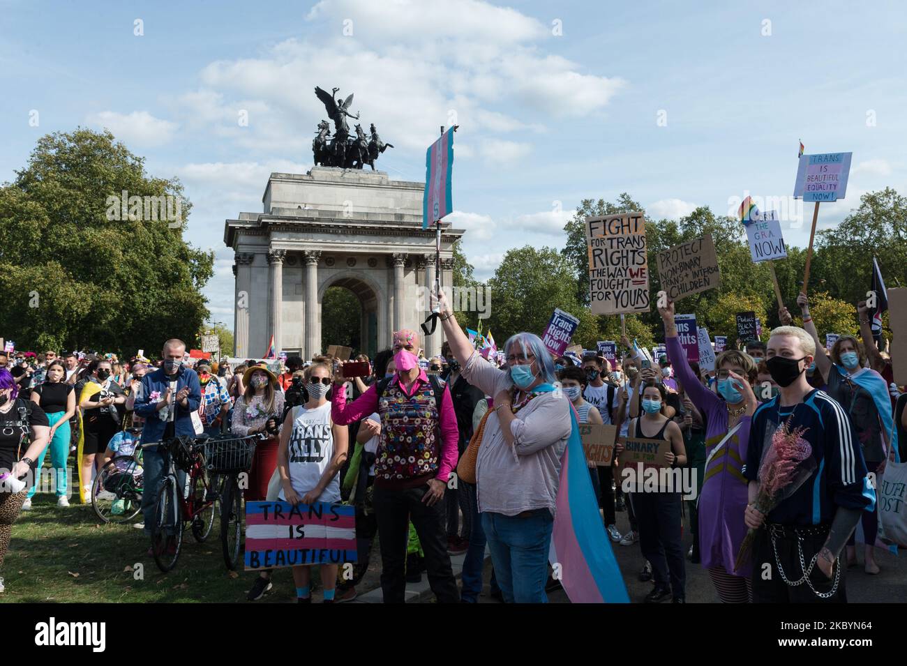 Transgender-Menschen und ihre Unterstützer versammeln sich am Wellington Arch, um am zweiten Trans Pride-protestmarsch für Gleichberechtigung in London am 12. September 2020 teilzunehmen. Die Demonstranten fordern die rechtliche Anerkennung nicht-binärer Menschen, ein Ende nicht einvernehmlicher Operationen gegen intersexuelle Menschen und eine progressive Reform des britischen Genderanerkennungsgesetzes – des Gesetzes, das regelt, wie Erwachsene Männer und Frauen rechtlich anerkannt werden. (Foto von Wiktor Szymanowicz/NurPhoto) Stockfoto