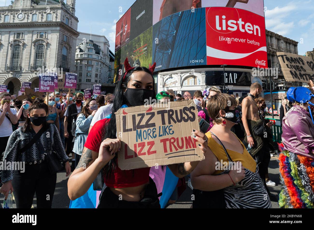 Transgender-Menschen und ihre Unterstützer marschieren am Piccadilly Circus vorbei, während Londons zweiter Trans Pride-protestmarsch für Gleichberechtigung am 12. September 2020 in London, England. Die Demonstranten fordern die rechtliche Anerkennung nicht-binärer Menschen, ein Ende nicht einvernehmlicher Operationen gegen intersexuelle Menschen und eine progressive Reform des britischen Genderanerkennungsgesetzes – des Gesetzes, das regelt, wie Erwachsene Männer und Frauen rechtlich anerkannt werden. (Foto von Wiktor Szymanowicz/NurPhoto) Stockfoto