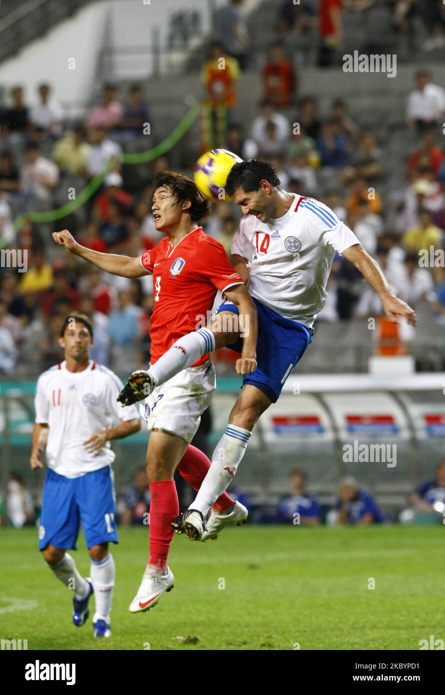 Cho Dong-Gun(l), Südkorea, und Antolin Alcaraz, Paraguay, treten beim internationalen Freundschaftsspiel zwischen Südkorea und Paraguay am 12. August 2009 im Seoul Worldcup-Stadion in Seoul, Südkorea, um den Ball an. (Foto von Seung-il Ryu/NurPhoto) Stockfoto