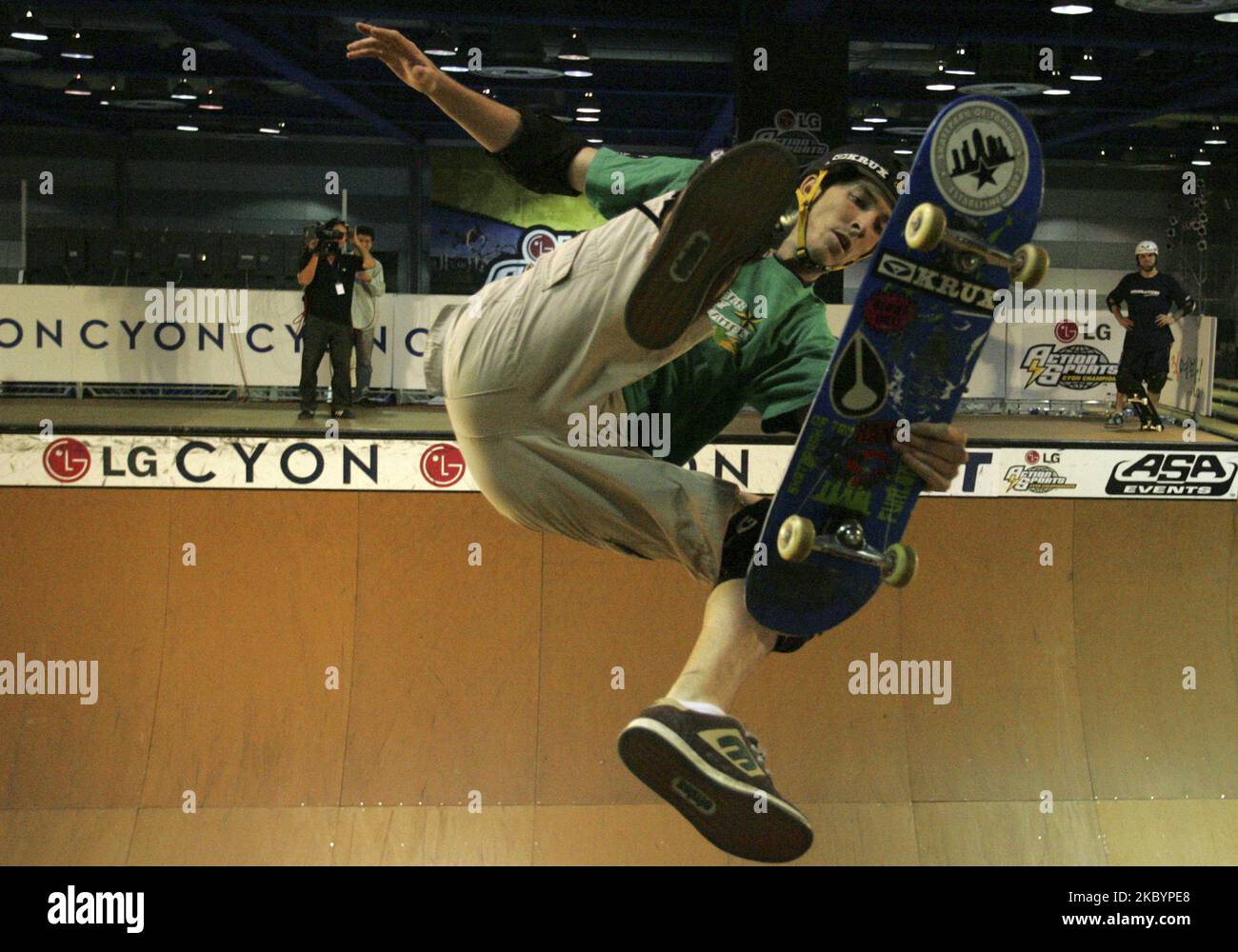 Spieler in Aktion bei einem Finale der World Skate Board Championship Asia 2004, das am 31. Oktober 2004 in Seoul, SAM SUNG-DONG, COEX, stattfand. (Foto von Seung-il Ryu/NurPhoto) Stockfoto