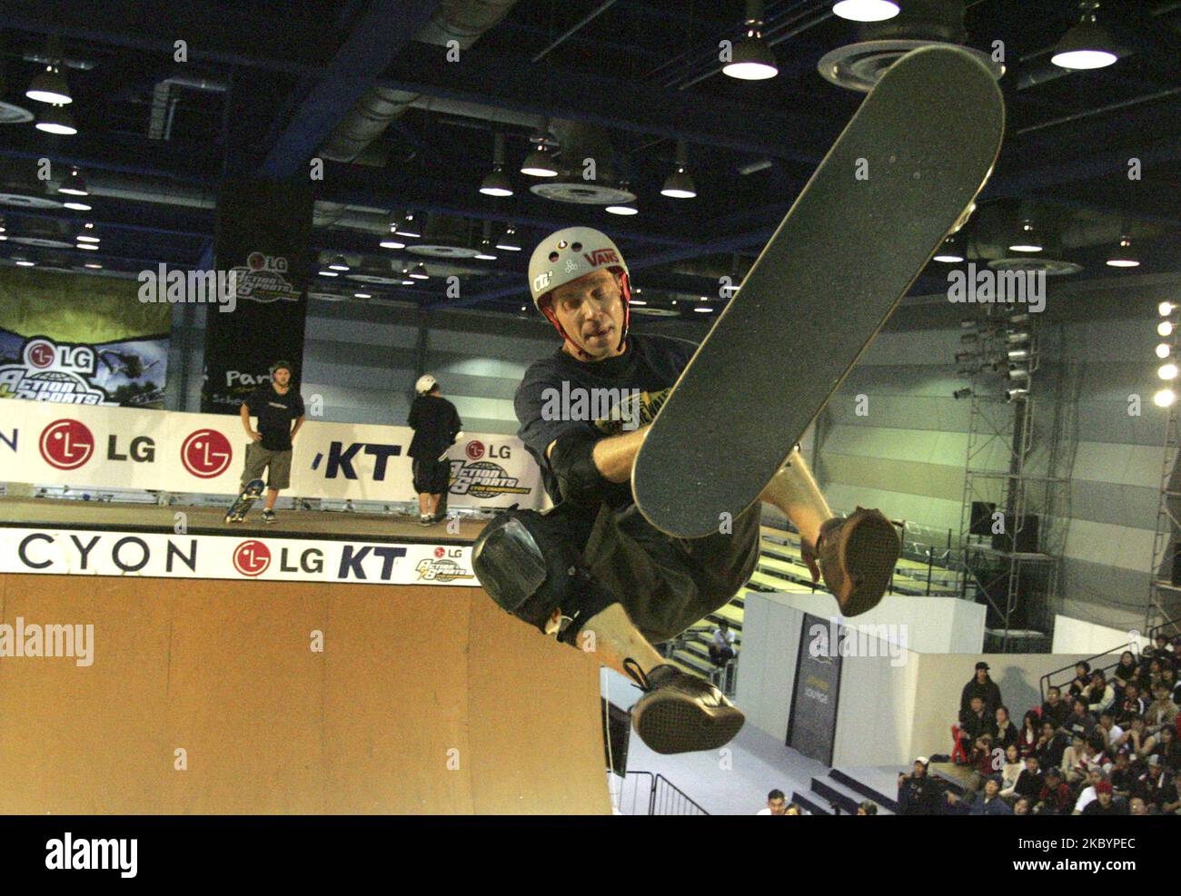 Spieler in Aktion bei einem Finale der World Skate Board Championship Asia 2004, das am 31. Oktober 2004 in Seoul, SAM SUNG-DONG, COEX, stattfand. (Foto von Seung-il Ryu/NurPhoto) Stockfoto