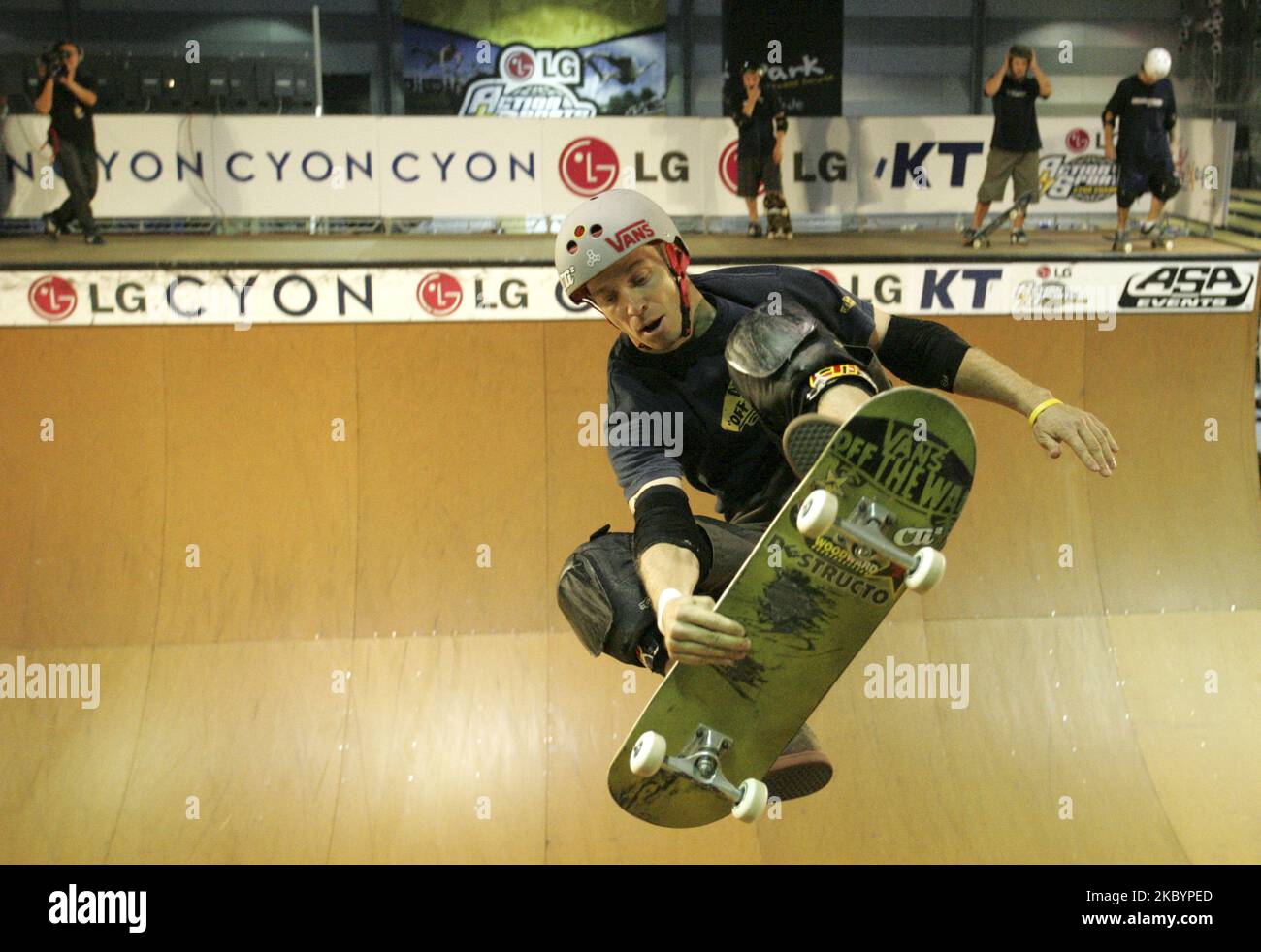 Spieler in Aktion bei einem Finale der World Skate Board Championship Asia 2004, das am 31. Oktober 2004 in Seoul, SAM SUNG-DONG, COEX, stattfand. (Foto von Seung-il Ryu/NurPhoto) Stockfoto