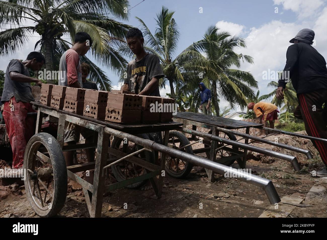 Arbeiter, die am 30. Juni 2020 in Palembang, Süd-Sumatra, Indonesien, Ziegelsteine machten und dann Maschinen benutzten. Der Verkauf von Ziegelsteinen in Palembang ist aufgrund der Ausbreitung des Coronavirus-Ausbruchs bisher dramatisch zurückgegangen. (Foto von Sigit Prasetya/NurPhoto) Stockfoto