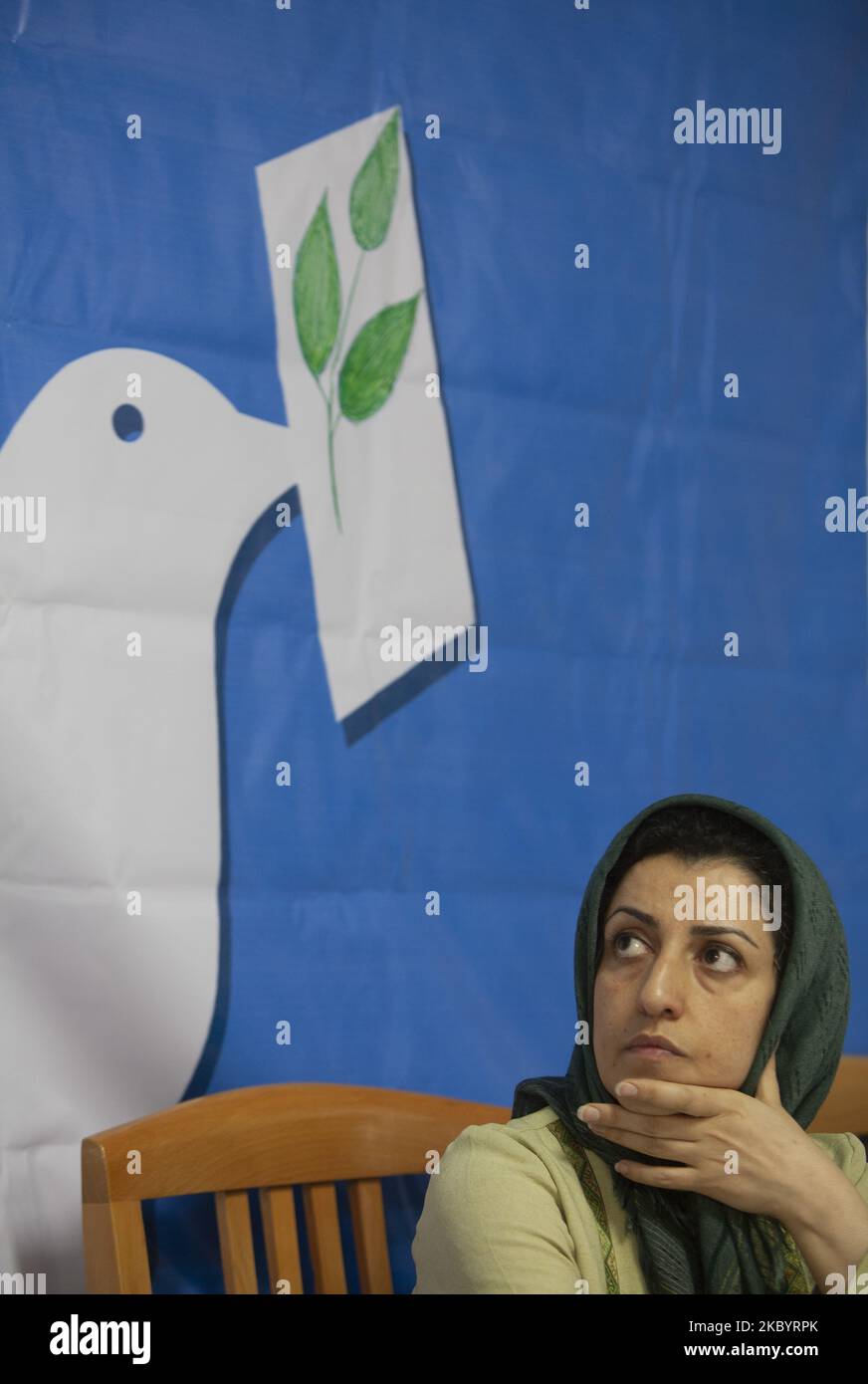 Die iranische Menschenrechtsaktivistin Narges Mohammadi schaut zu, während sie am 19. November 2007 an einer Sitzung im ehemaligen Büro der Menschenrechtsverteidigerin im Zentrum von Teheran, Iran, teilnimmt. Die Gruppe von 16 Experten äußerte große Besorgnis darüber, dass Frau Mohammadi anscheinend COVID-19 im Gefängnis Zanjan erhalten hatte. Frau Mohammadi befindet sich seit 2015 in Haft, wegen der Anschuldigungen, die aus ihrer Menschenrechtsarbeit stammen. Sie erhielt im Mai 2016 eine kombinierte Haftstrafe von 16 Jahren, von der sie 10 Jahre nach iranischem Recht verbüßen muss, so das Büro der Hochkommissare der U Stockfoto