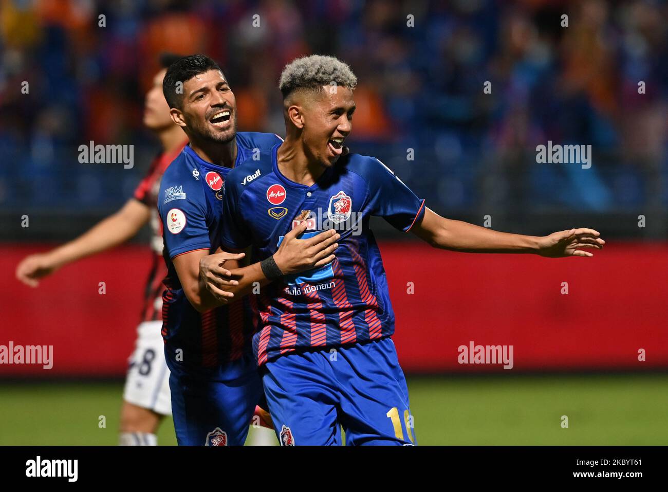 Bordin Phala (R) und Nelson Bonilla (L) von Port FC feiern nach dem Treffer beim Wettbewerb Thai League 2020 zwischen Port FC und Police Tero FC am 13. September 2020 im Pat-Stadion in Bangkok, Thailand. (Foto von Vachira Vachira/NurPhoto) Stockfoto