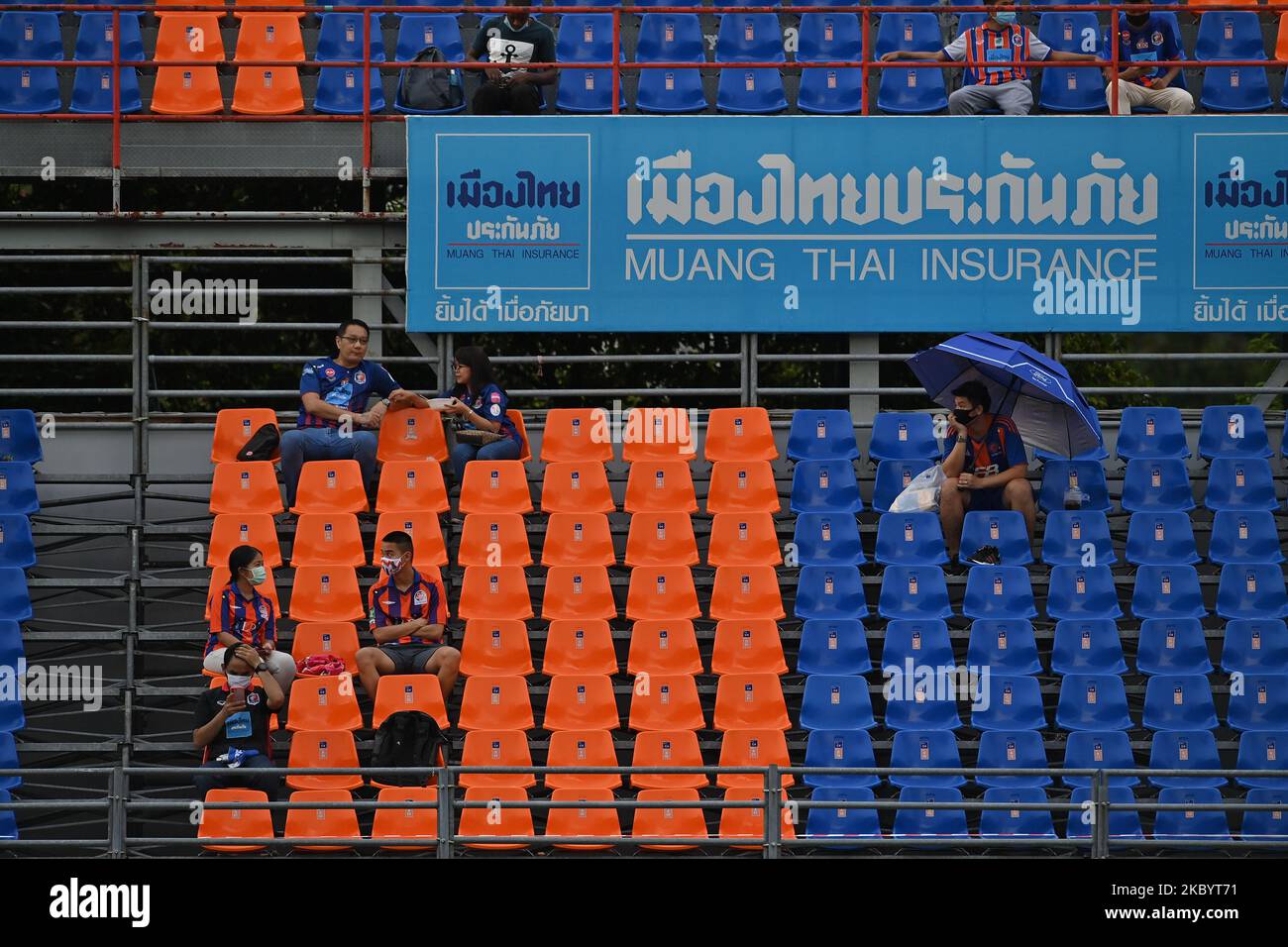 Fans von Port FC mit Gesichtsmaske sitzen in gesellschaftlich distanzierenden Präventivmaßnahmen während des Wettbewerbs Thai League 2020 zwischen Port FC und Police Tero FC am 13. September 2020 im Pat-Stadion in Bangkok, Thailand. (Foto von Vachira Vachira/NurPhoto) Stockfoto