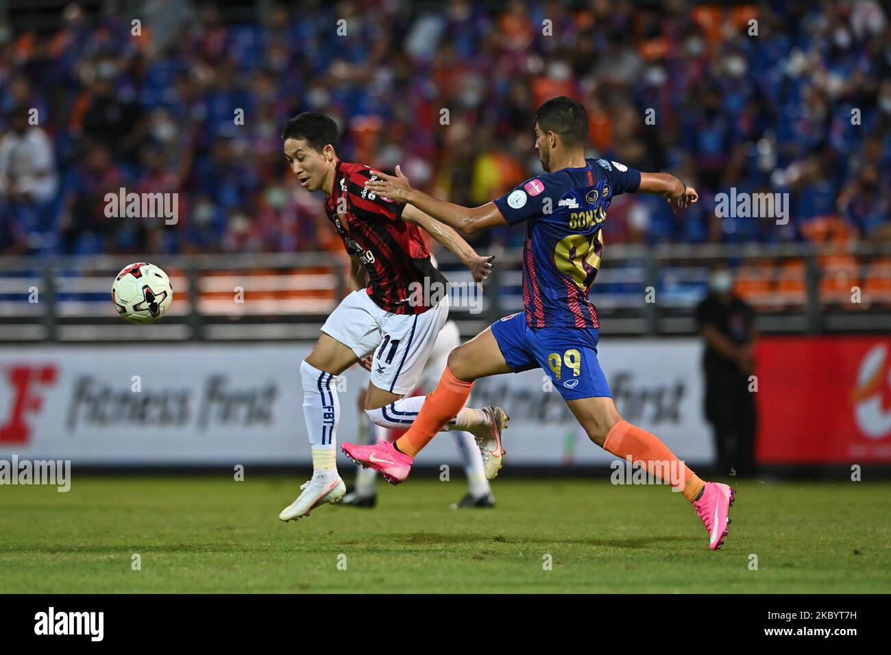 Pathompol Charoenrattanapirom (L) von Police Tero FC und Nelson Bonilla von Port FC während des Wettbewerbs Thai League 2020 zwischen Port FC und Police Tero FC im Pat Stadion am 13. September 2020 in Bangkok, Thailand. (Foto von Vachira Vachira/NurPhoto) Stockfoto