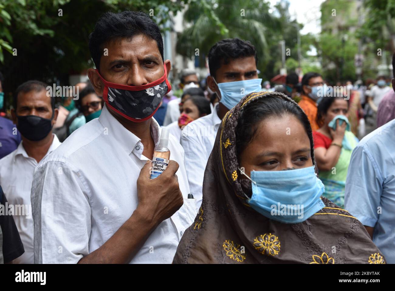 Am 13. September 2020 warten Schutzwächter mit Gesichtsmasken vor einem NEET-Prüfungszentrum in Kalkutta, Indien. (Foto von Sukhomoy Sen/NurPhoto) Stockfoto