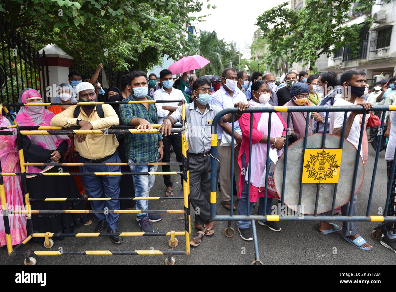Guardins, die Gesichtsmasken tragen, warten vor einem NEET-Untersuchungszentrum in Kalkata. Am 13. September 2020 in Kalkutta, Indien. (Foto von Sukhomoy Sen/NurPhoto) Stockfoto