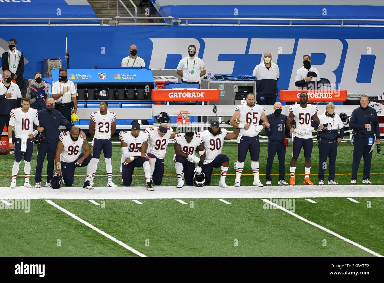 Chicago Trägt Defensivtackling Akiem Hicks (96), Defensivdezent Roy Robertson-Harris (95), Defensivtackling Brent Urban (92), Nasentackling Bilal Nichols (98), John Jenkins (90) kniete während der Nationalhymne vor der ersten Hälfte eines NFL-Fußballspiels gegen die New England Patriots in Detroit, Michigan, USA, am Sonntag, den 13. September 2020. (Foto von Amy Lemus/NurPhoto) Stockfoto